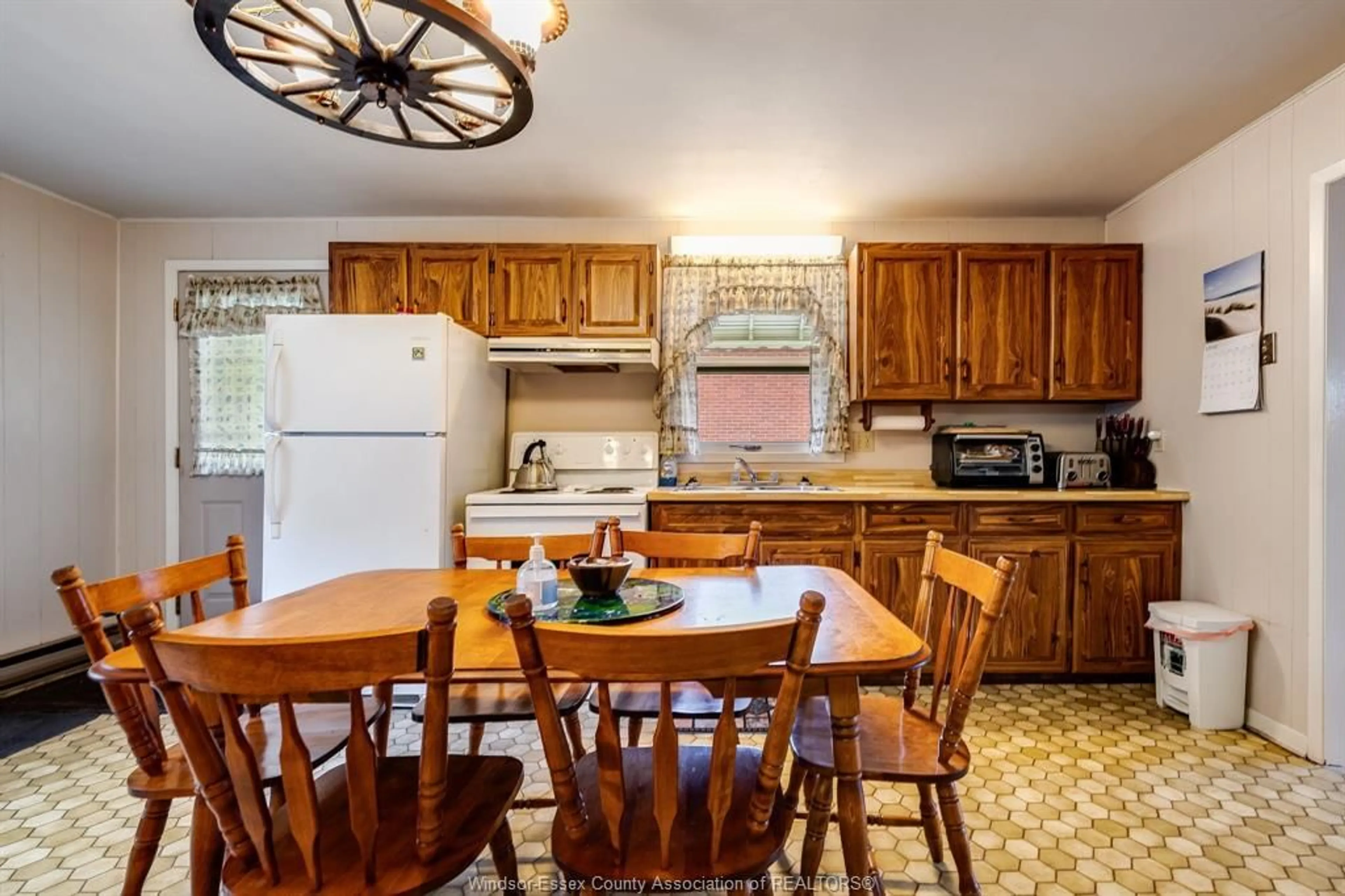 Standard kitchen, ceramic/tile floor for 40 Grace Ave, Leamington Ontario N8H 1K9