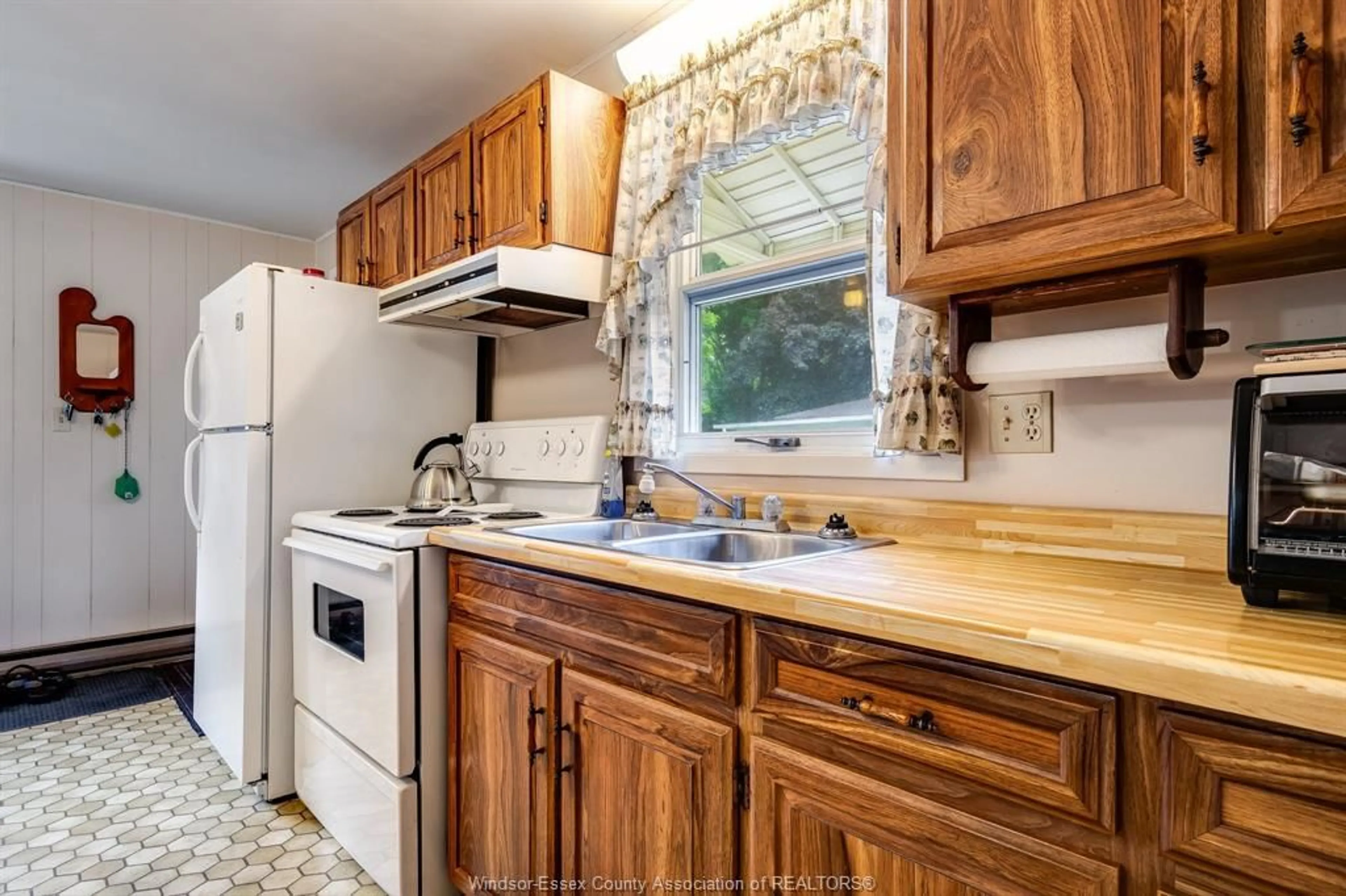 Standard kitchen, unknown for 40 Grace Ave, Leamington Ontario N8H 1K9