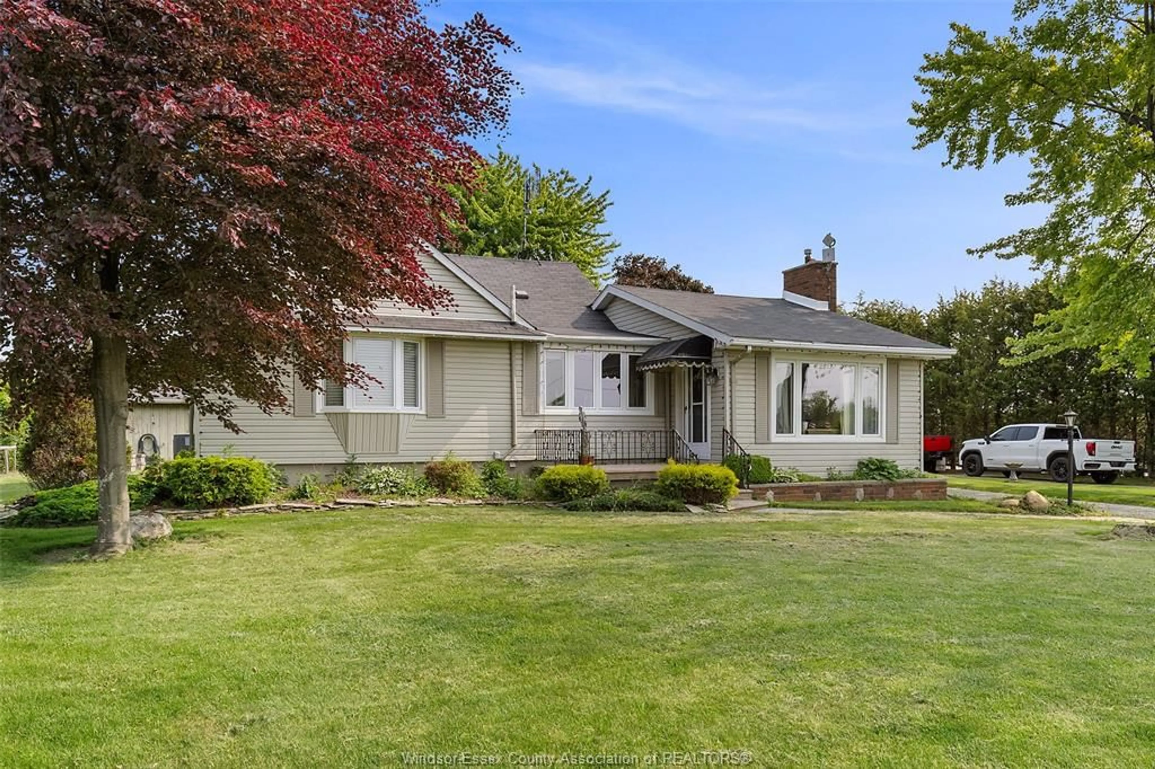 Home with vinyl exterior material, street for 828 ROAD 2, Kingsville Ontario N9Y 2E4