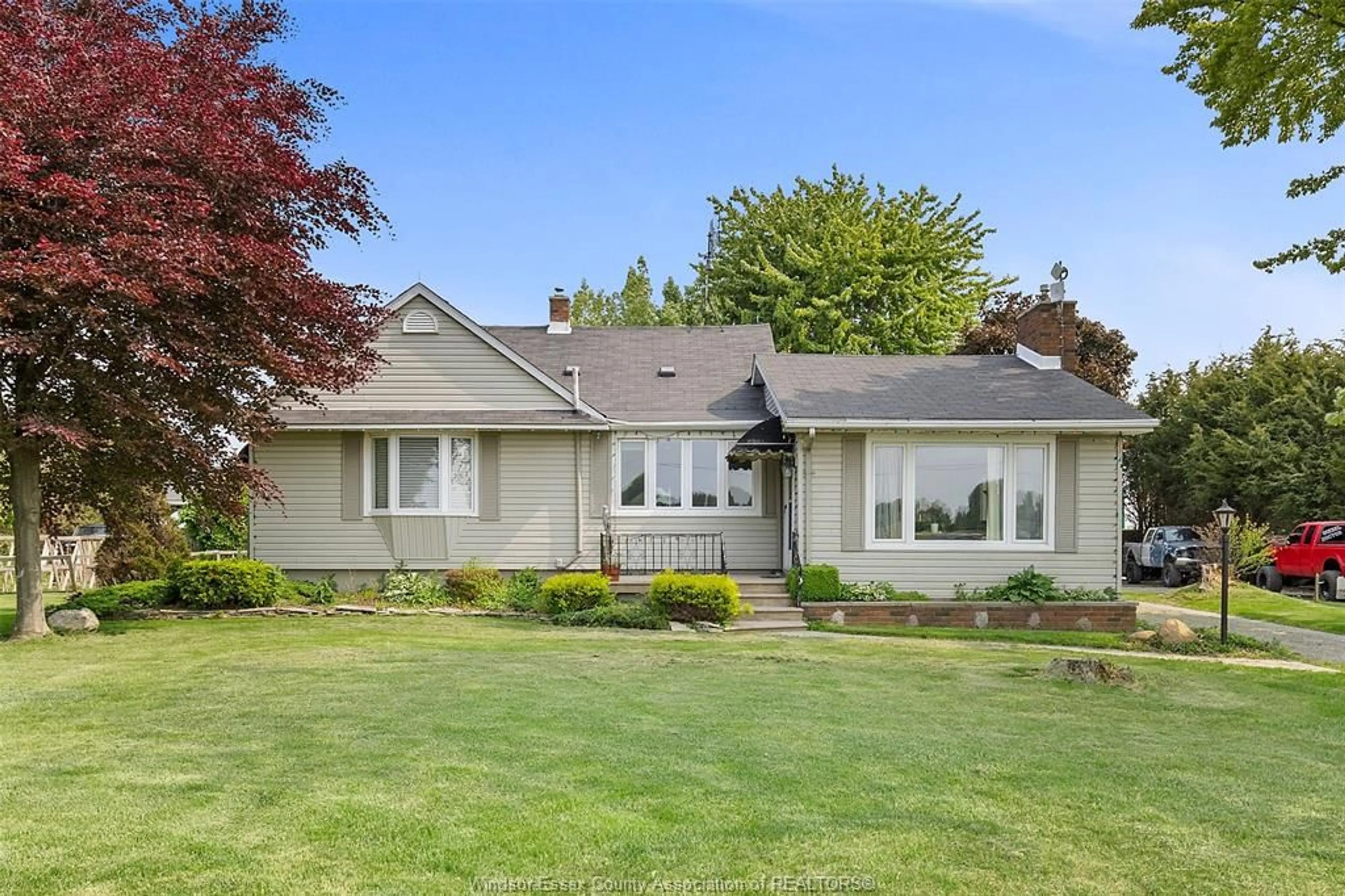 Home with vinyl exterior material, street for 828 ROAD 2, Kingsville Ontario N9Y 2E4