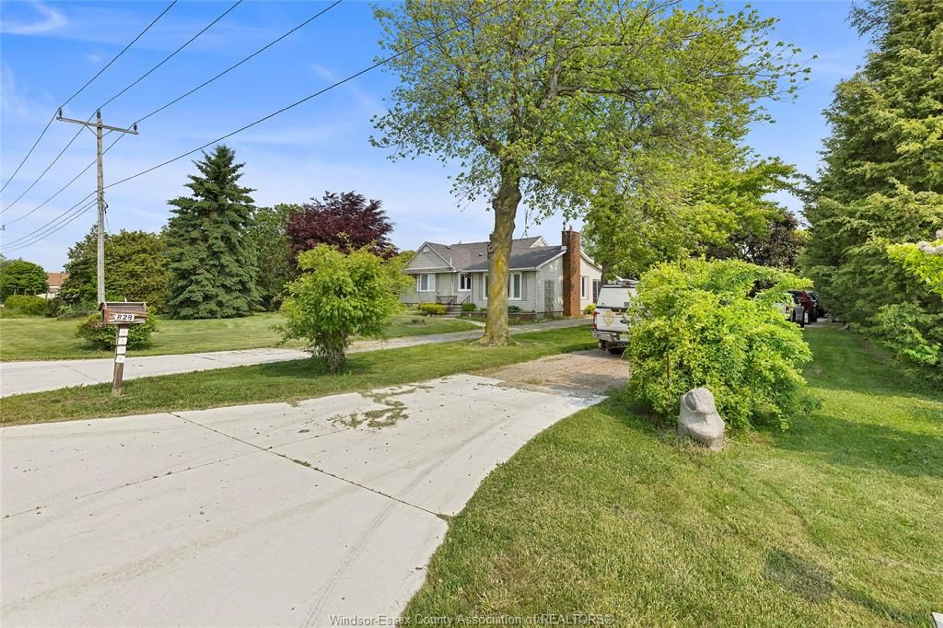A pic from outside/outdoor area/front of a property/back of a property/a pic from drone, street for 828 ROAD 2, Kingsville Ontario N9Y 2E4