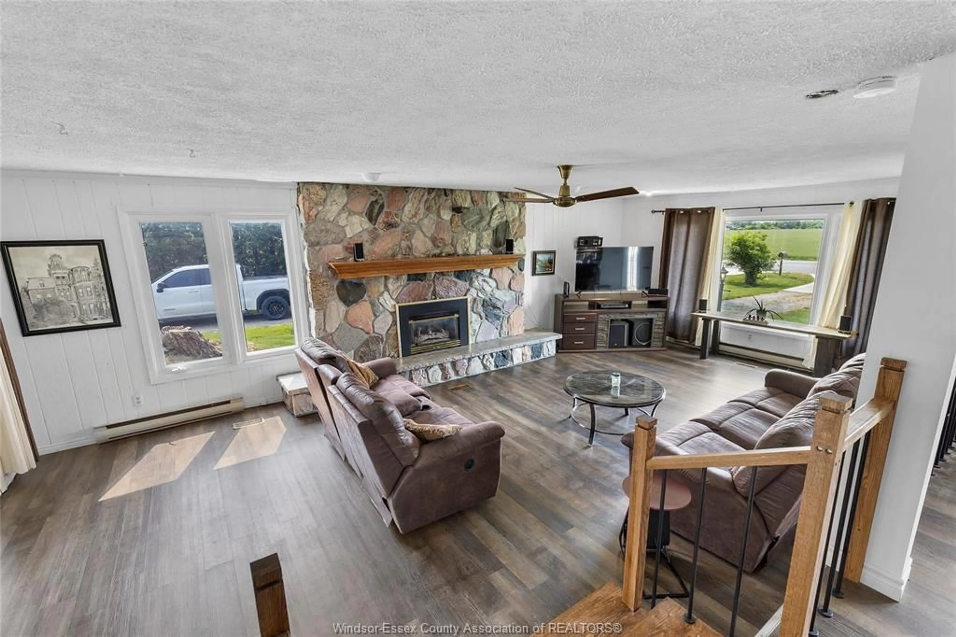 Living room with furniture, unknown for 828 ROAD 2, Kingsville Ontario N9Y 2E4