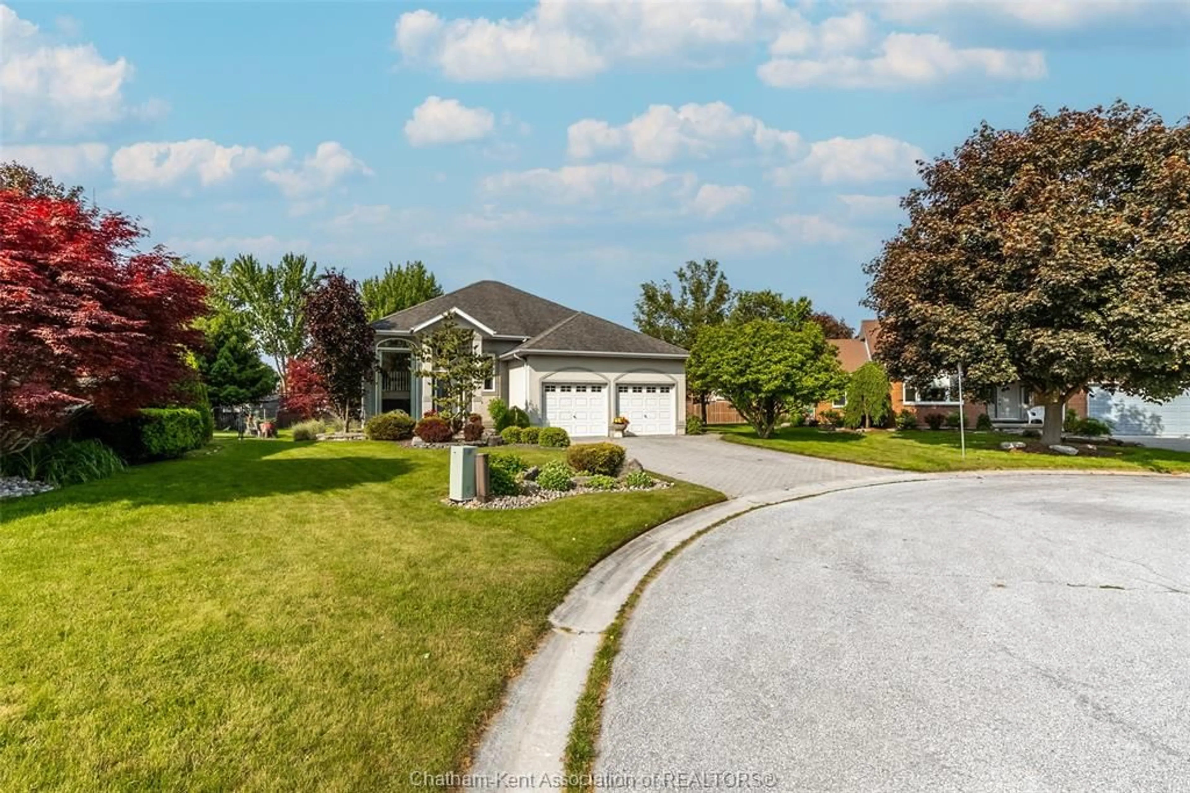 A pic from outside/outdoor area/front of a property/back of a property/a pic from drone, street for 7 Westminister Crt, Chatham Ontario N7L 5K8