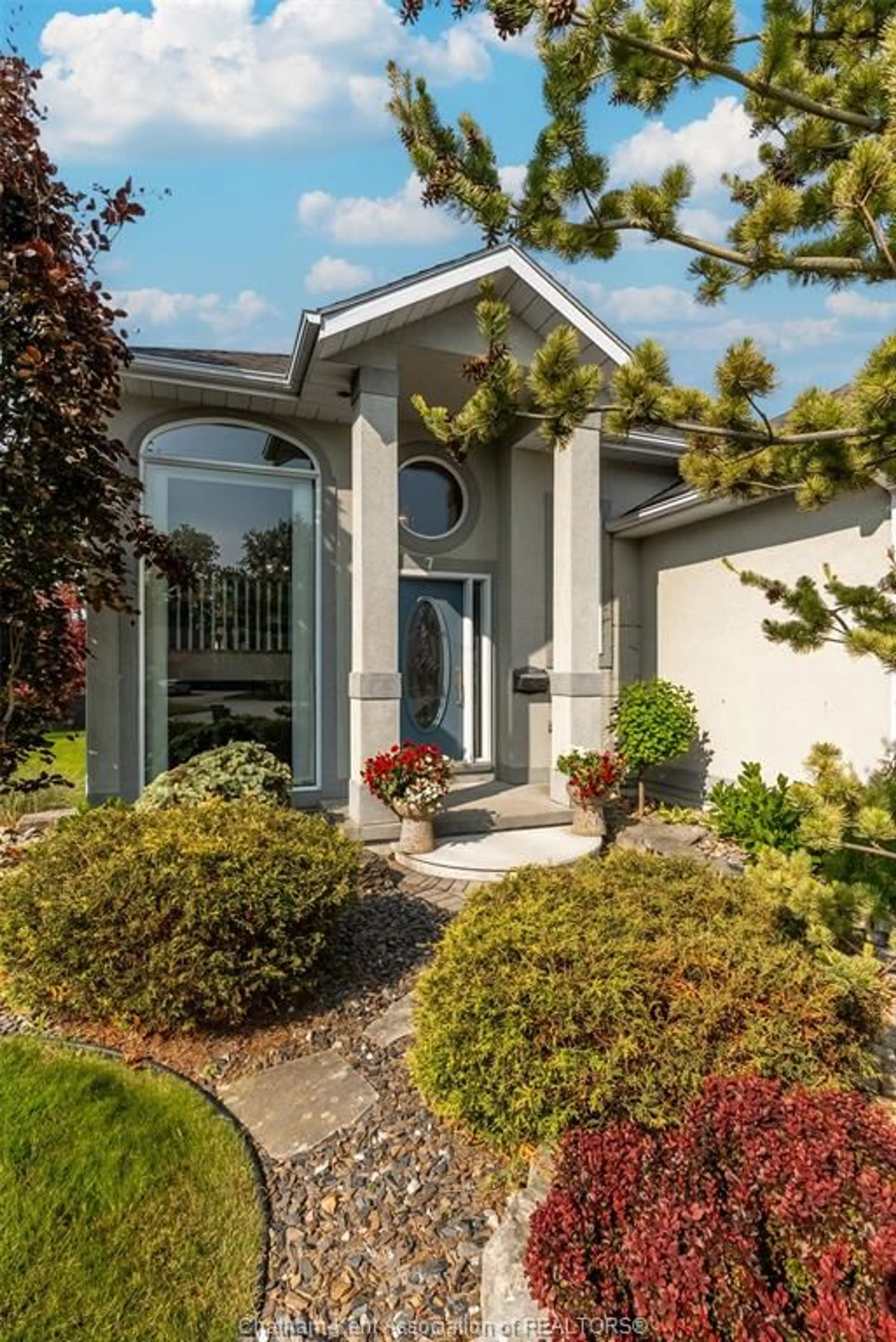 Home with vinyl exterior material, street for 7 Westminister Crt, Chatham Ontario N7L 5K8