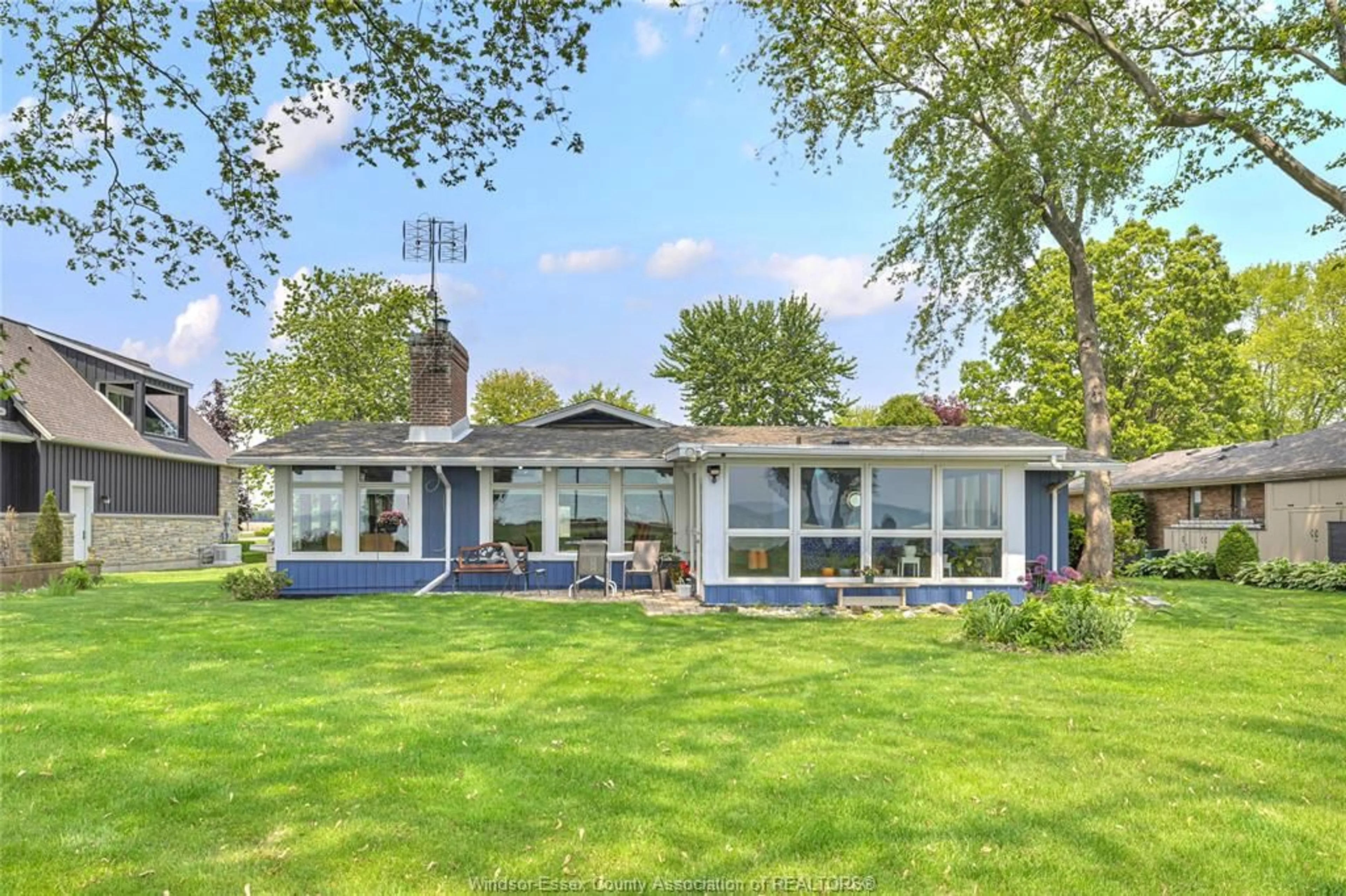 Home with vinyl exterior material, water/lake/river/ocean view for 1711 HERITAGE Rd, Kingsville Ontario N9Y 2E6