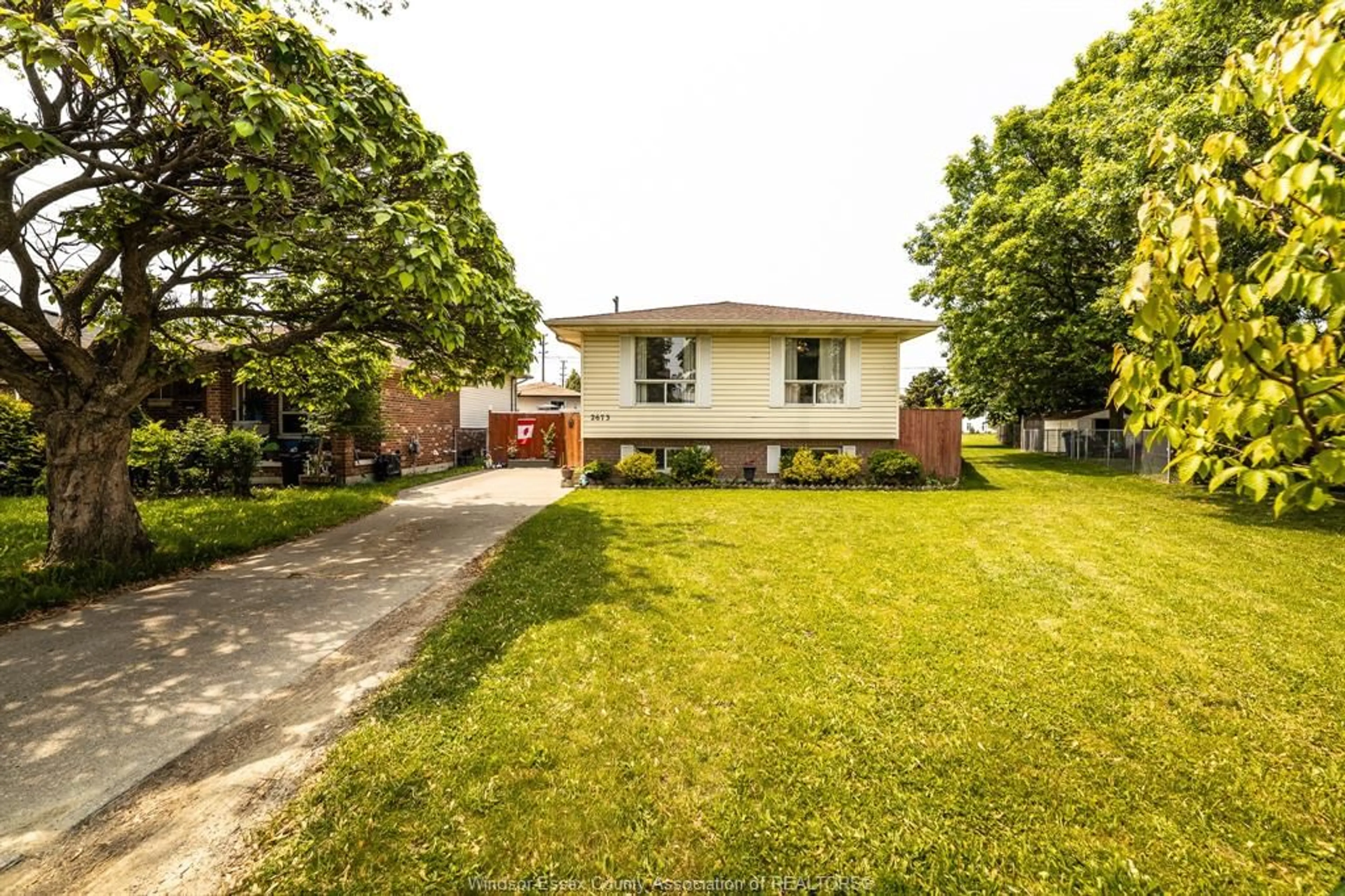 A pic from outside/outdoor area/front of a property/back of a property/a pic from drone, street for 2673 BYNG, Windsor Ontario N8W 3G2