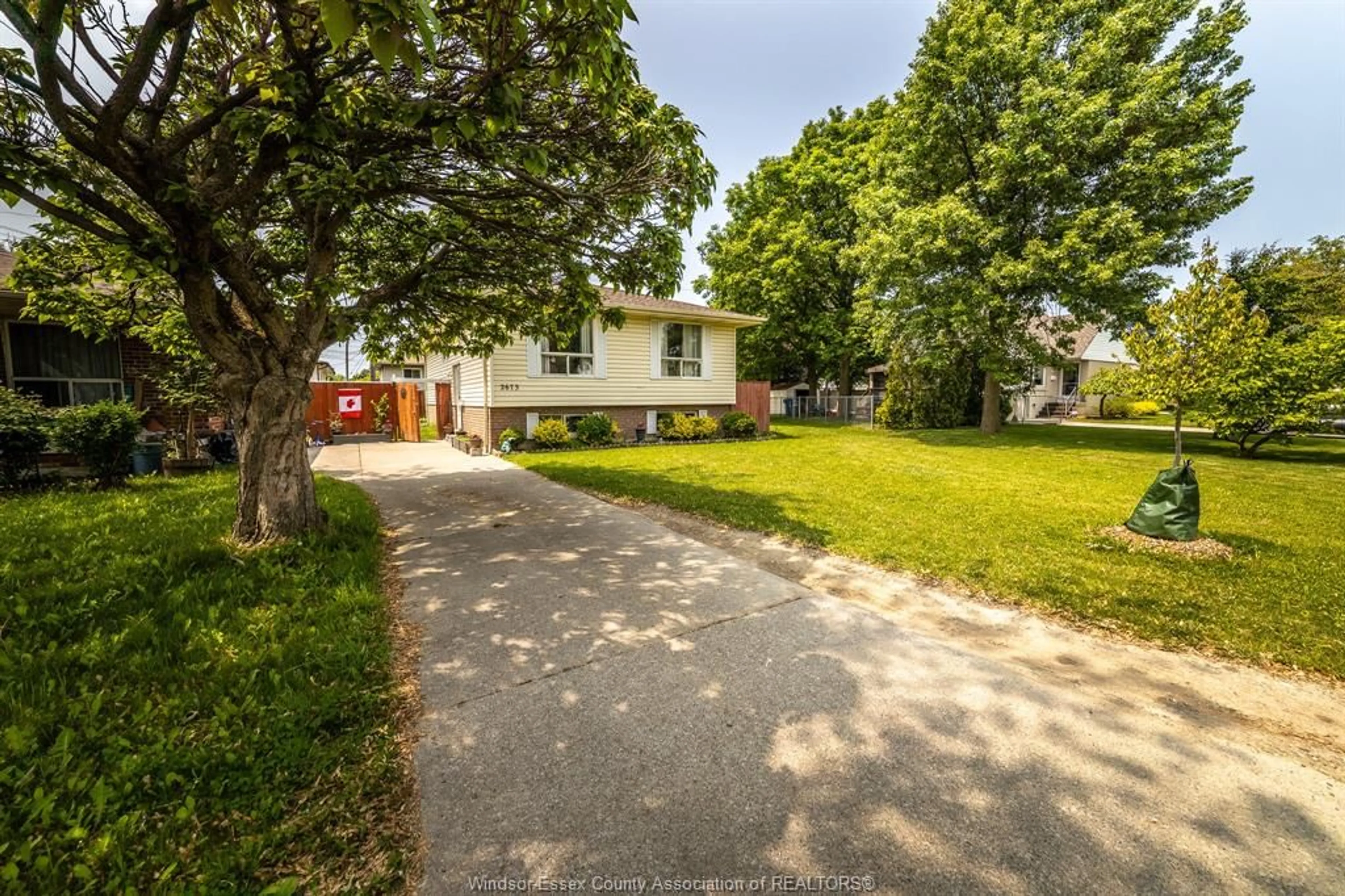A pic from outside/outdoor area/front of a property/back of a property/a pic from drone, street for 2673 BYNG, Windsor Ontario N8W 3G2