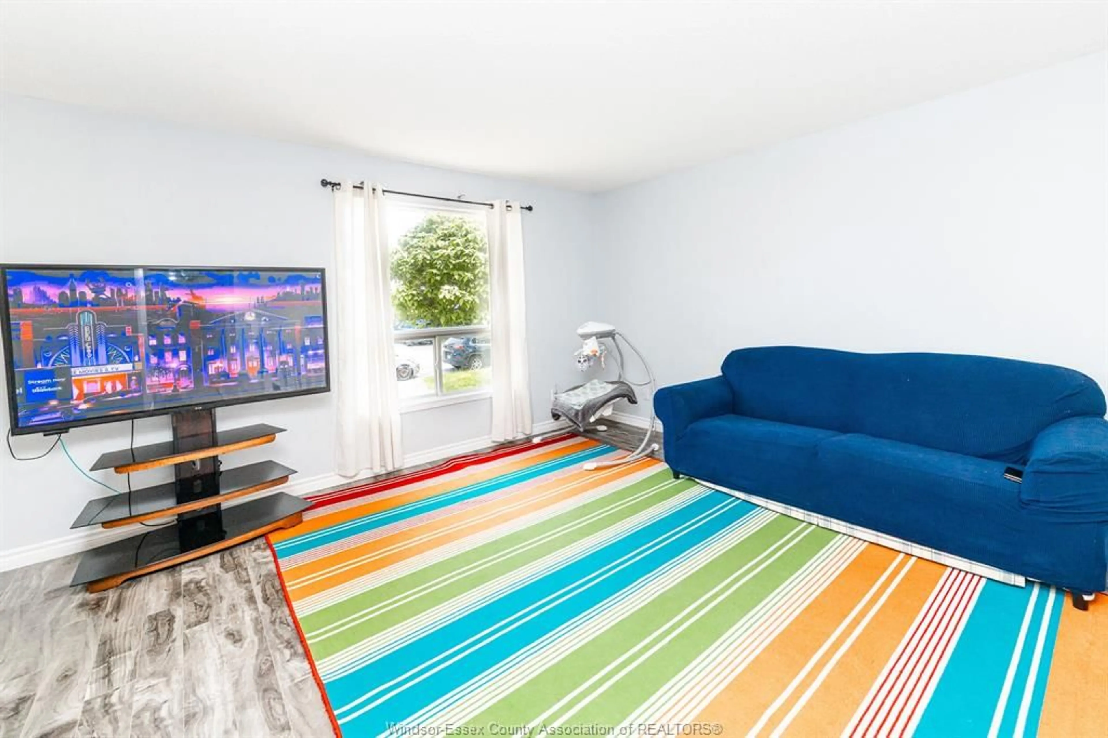 Living room with furniture, carpet floor for 2673 BYNG, Windsor Ontario N8W 3G2