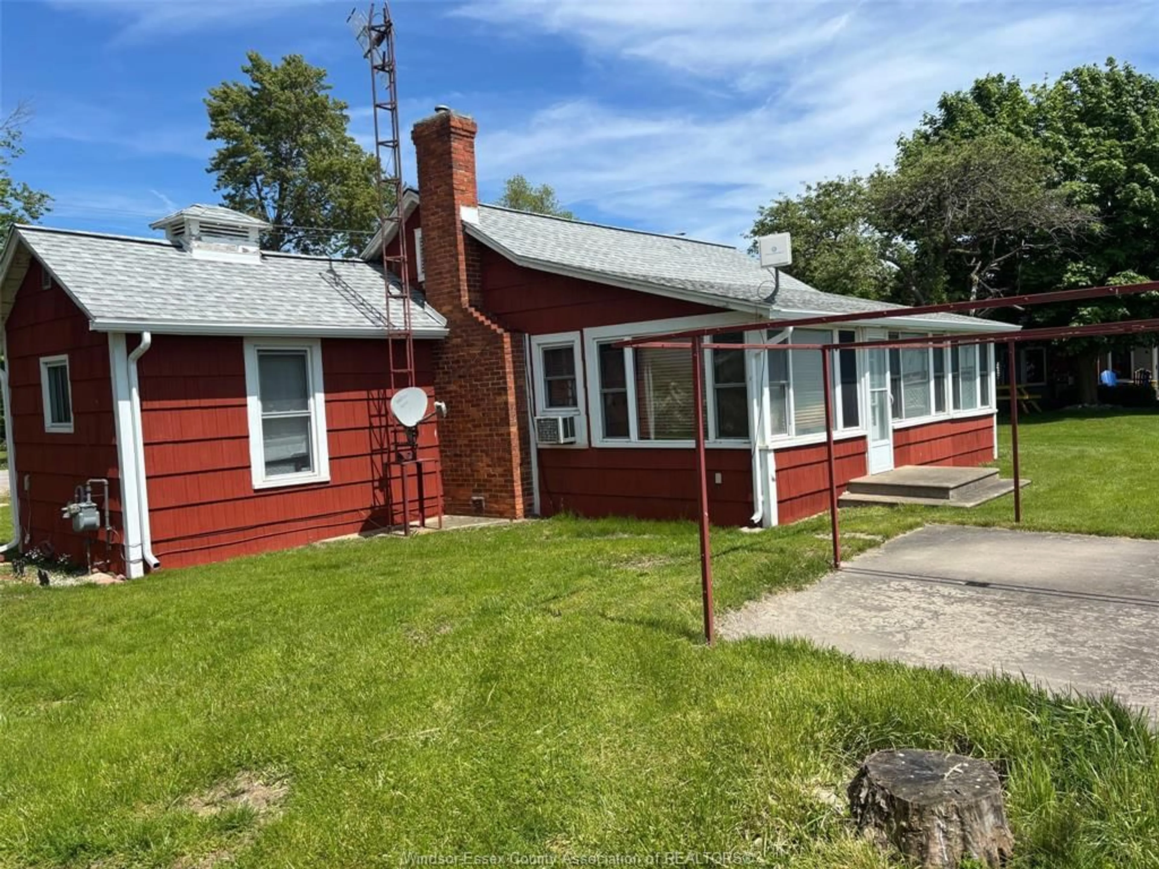 A pic from outside/outdoor area/front of a property/back of a property/a pic from drone, street for 680 POINT PELEE Dr, Leamington Ontario N8H 3V4