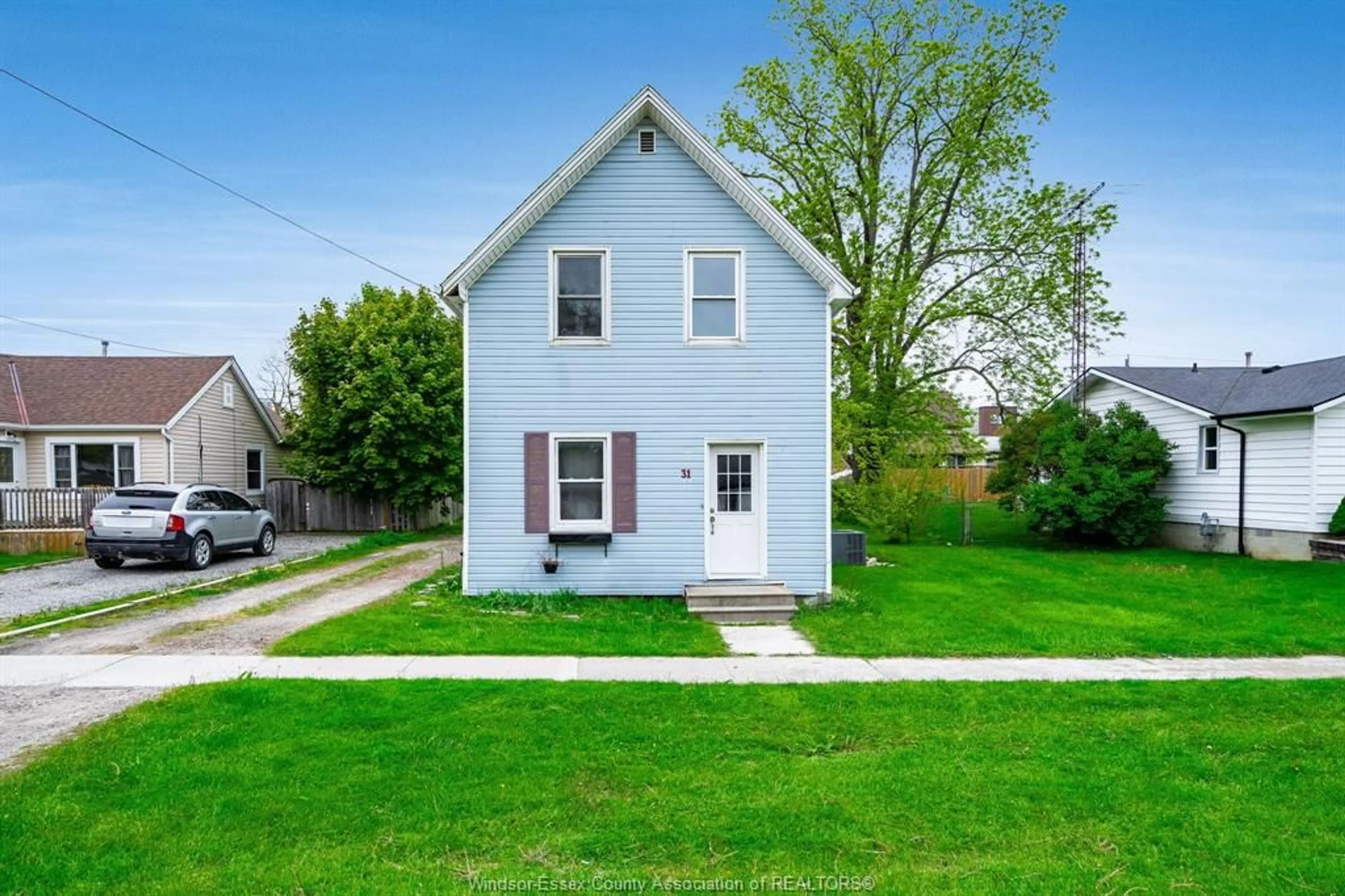 A pic from outside/outdoor area/front of a property/back of a property/a pic from drone, street for 31 CHESTNUT St, Wheatley Ontario N0P 2P0