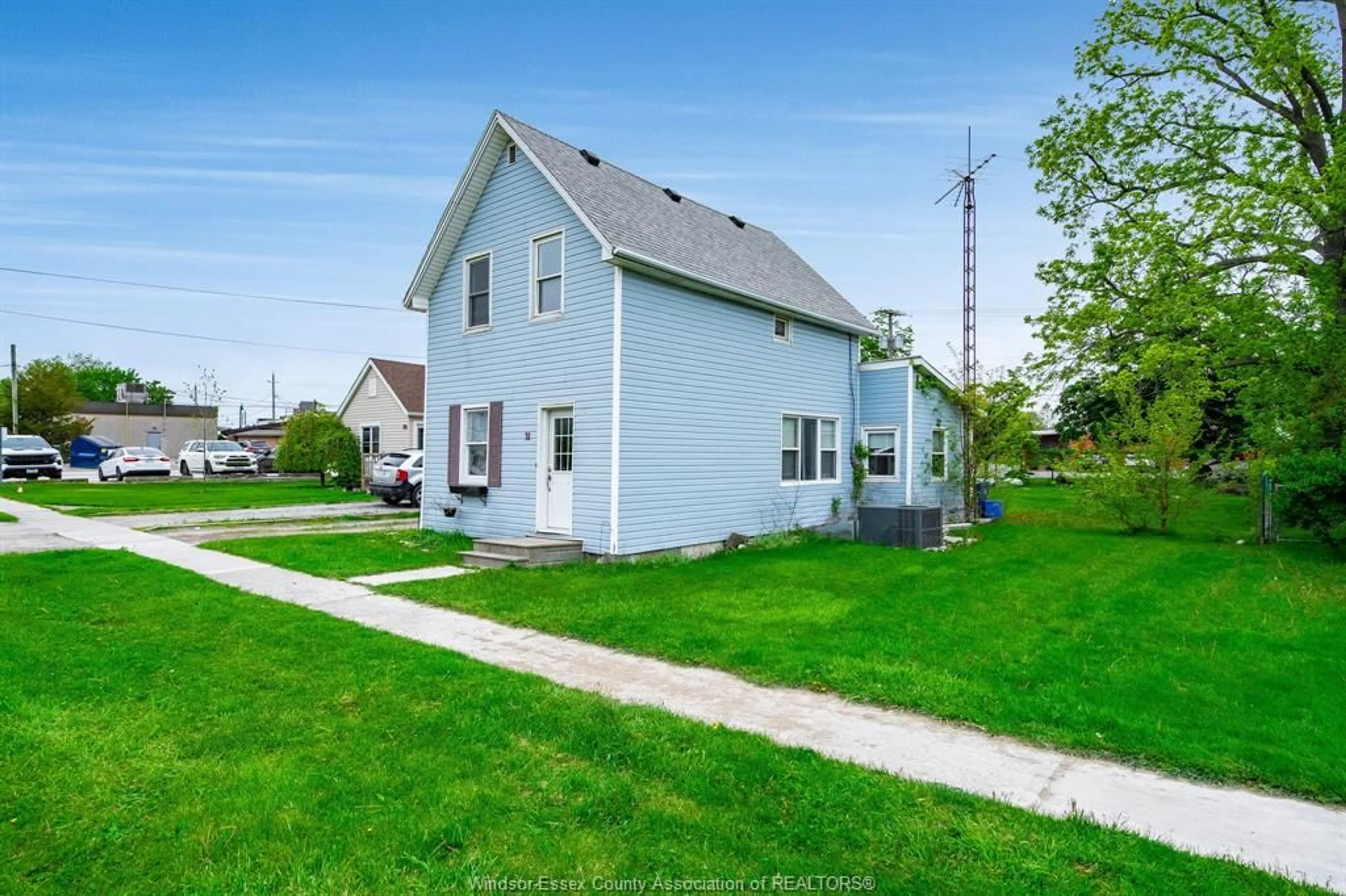 A pic from outside/outdoor area/front of a property/back of a property/a pic from drone, street for 31 CHESTNUT St, Wheatley Ontario N0P 2P0