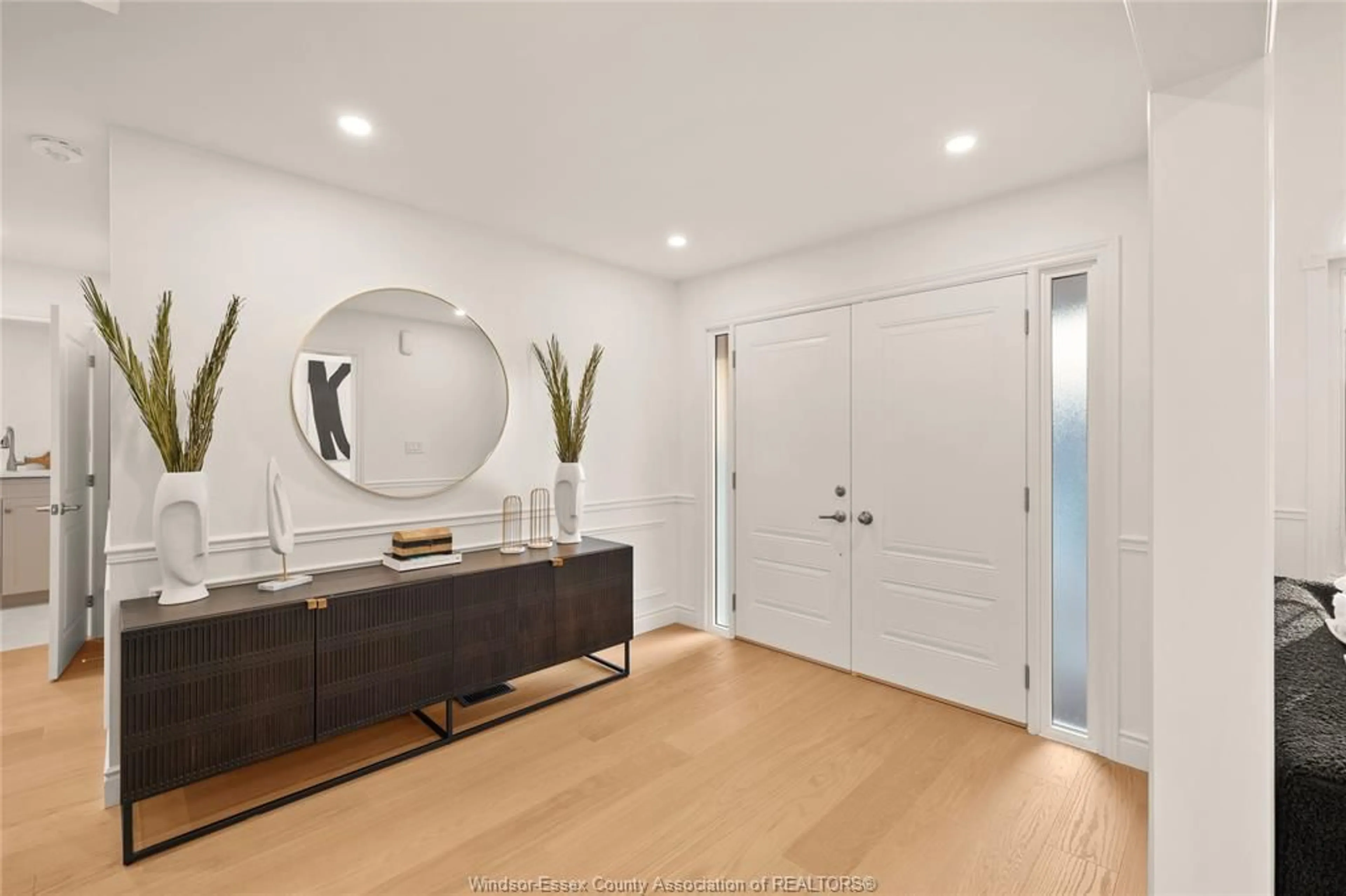 Indoor entryway for 3522 WHITESIDE Dr, Windsor Ontario N9E 4P5