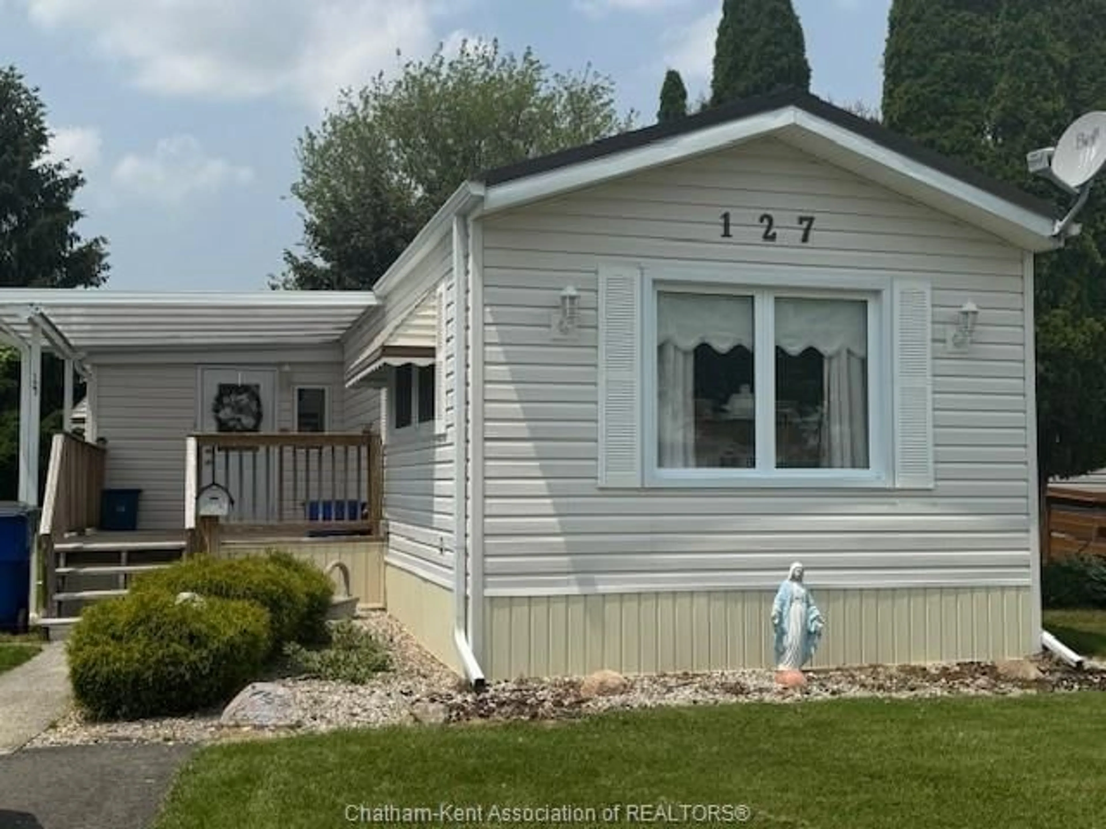 Home with vinyl exterior material, unknown for 127 Regency Dr, Chatham Ontario N7L 5A2