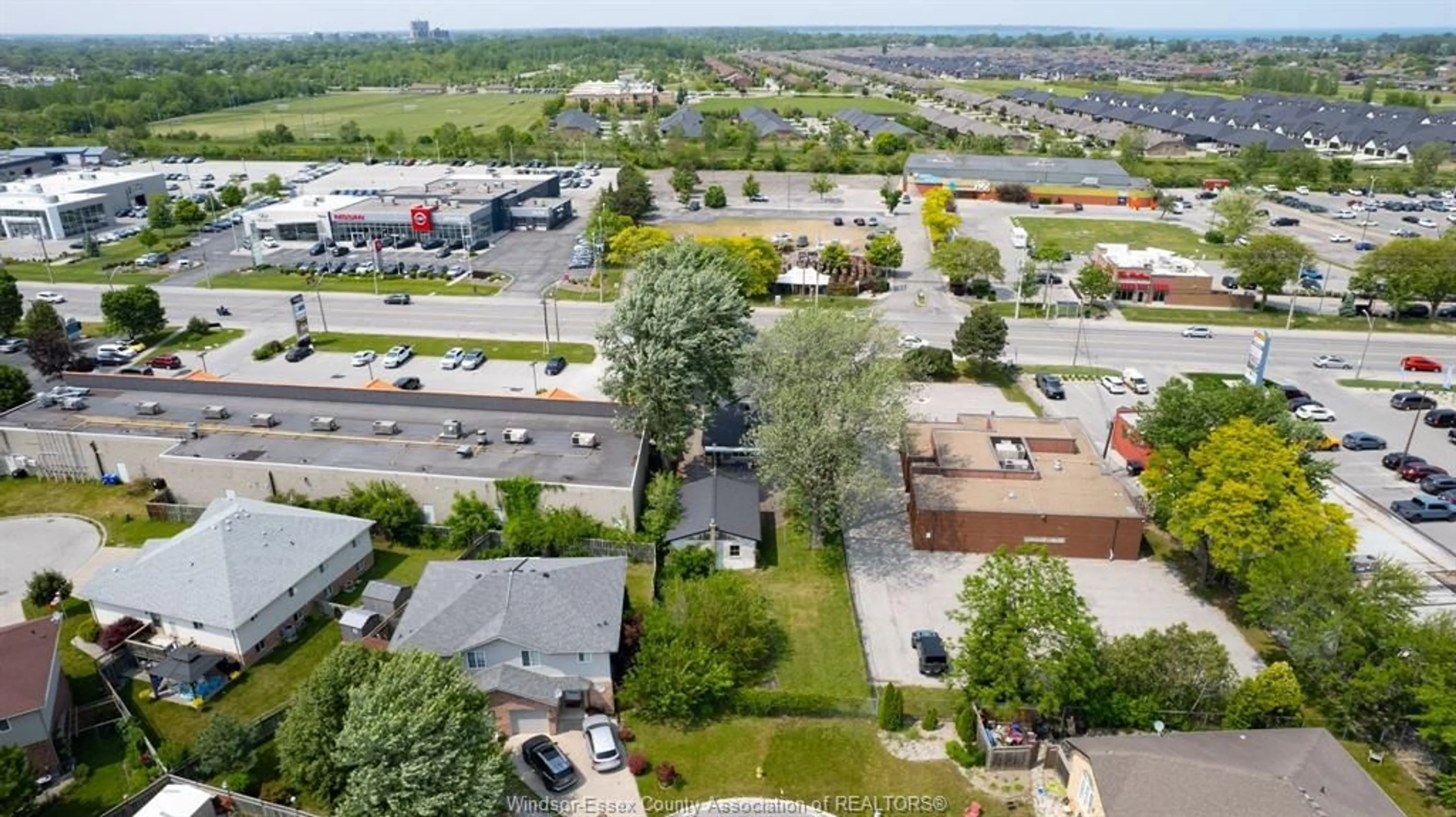 A pic from outside/outdoor area/front of a property/back of a property/a pic from drone, city buildings view from balcony for 9803 TECUMSEH Rd, Windsor Ontario N8R 1A5