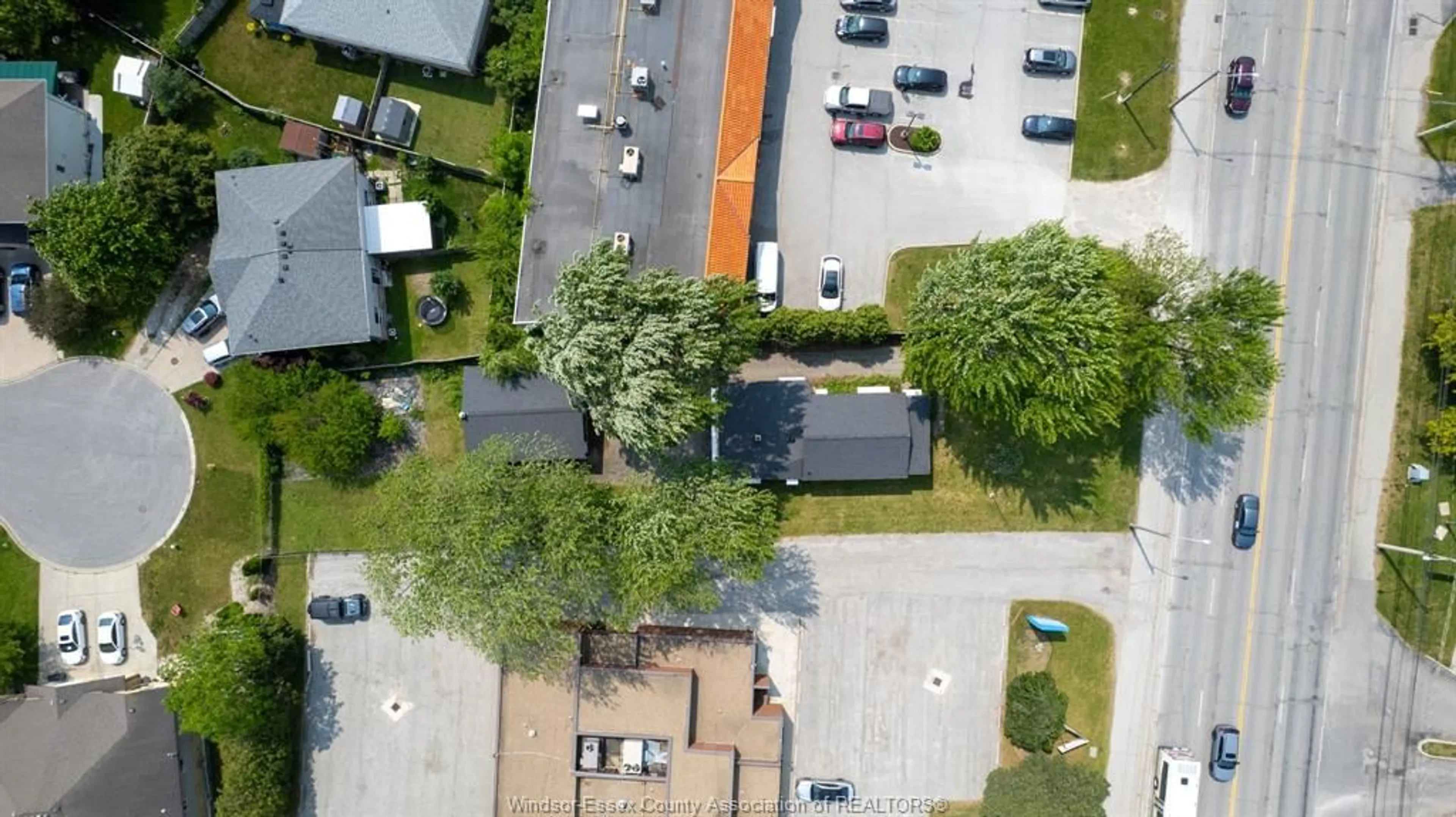 A pic from outside/outdoor area/front of a property/back of a property/a pic from drone, street for 9803 TECUMSEH Rd, Windsor Ontario N8R 1A5