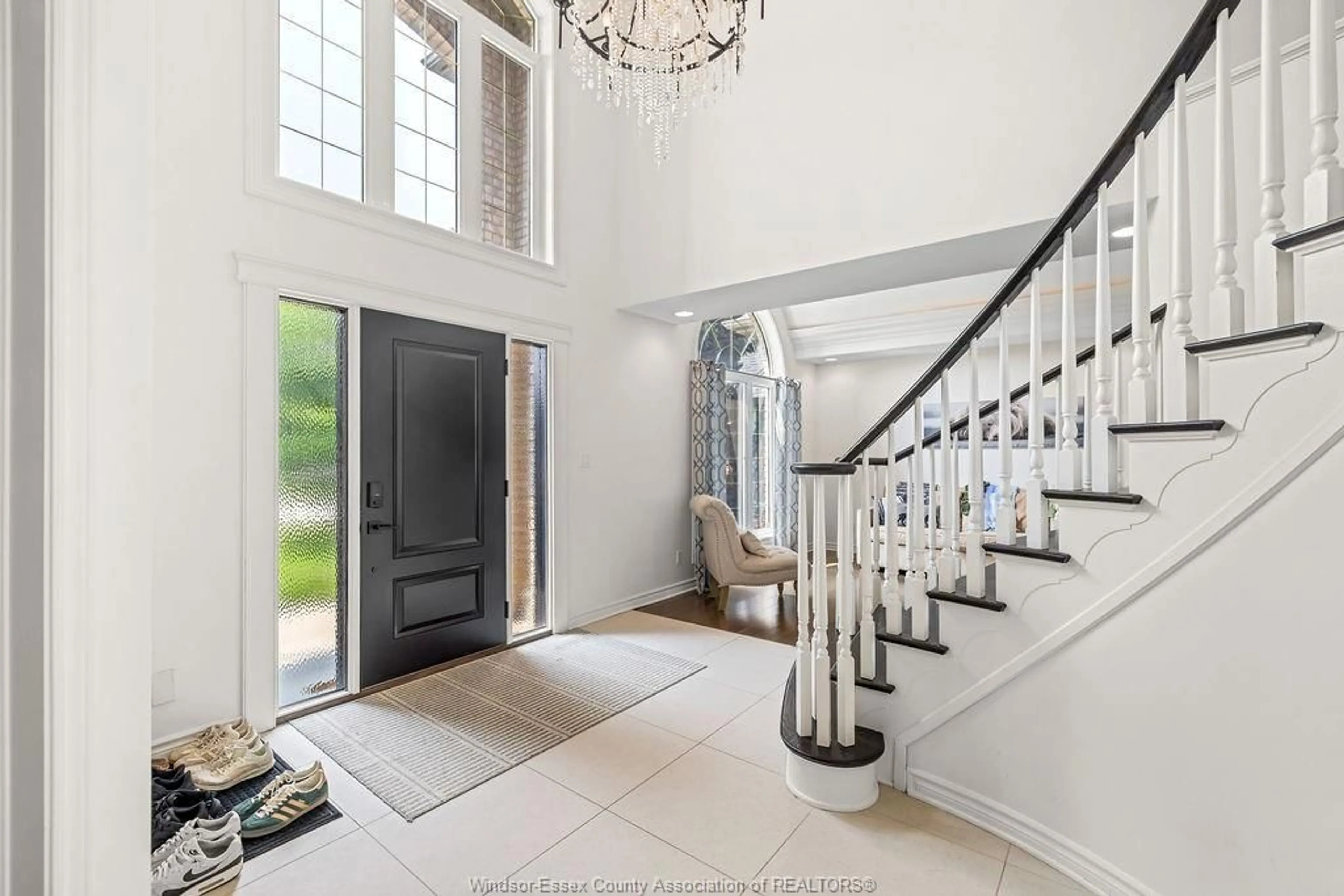 Indoor entryway for 457 ORCHARD PARK Dr, Lakeshore Ontario N8N 4Y2