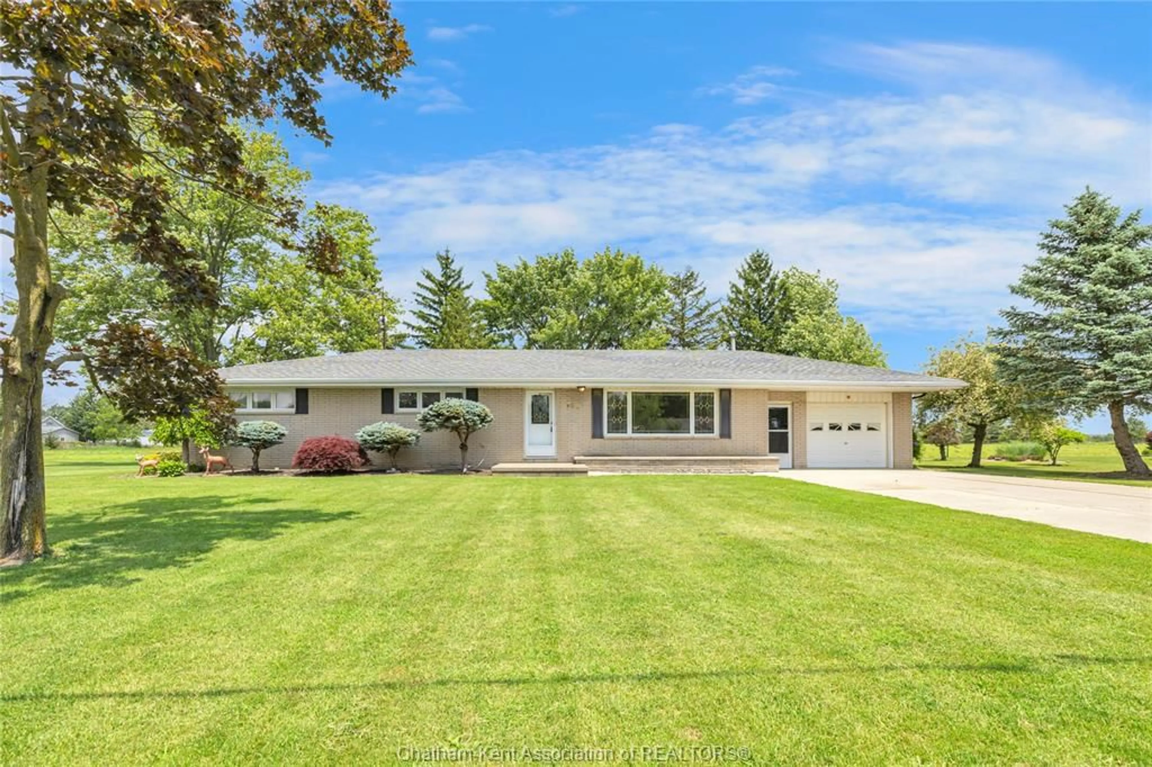 Home with vinyl exterior material, street for 110 Cresent Lane, Merlin Ontario N0P 1W0
