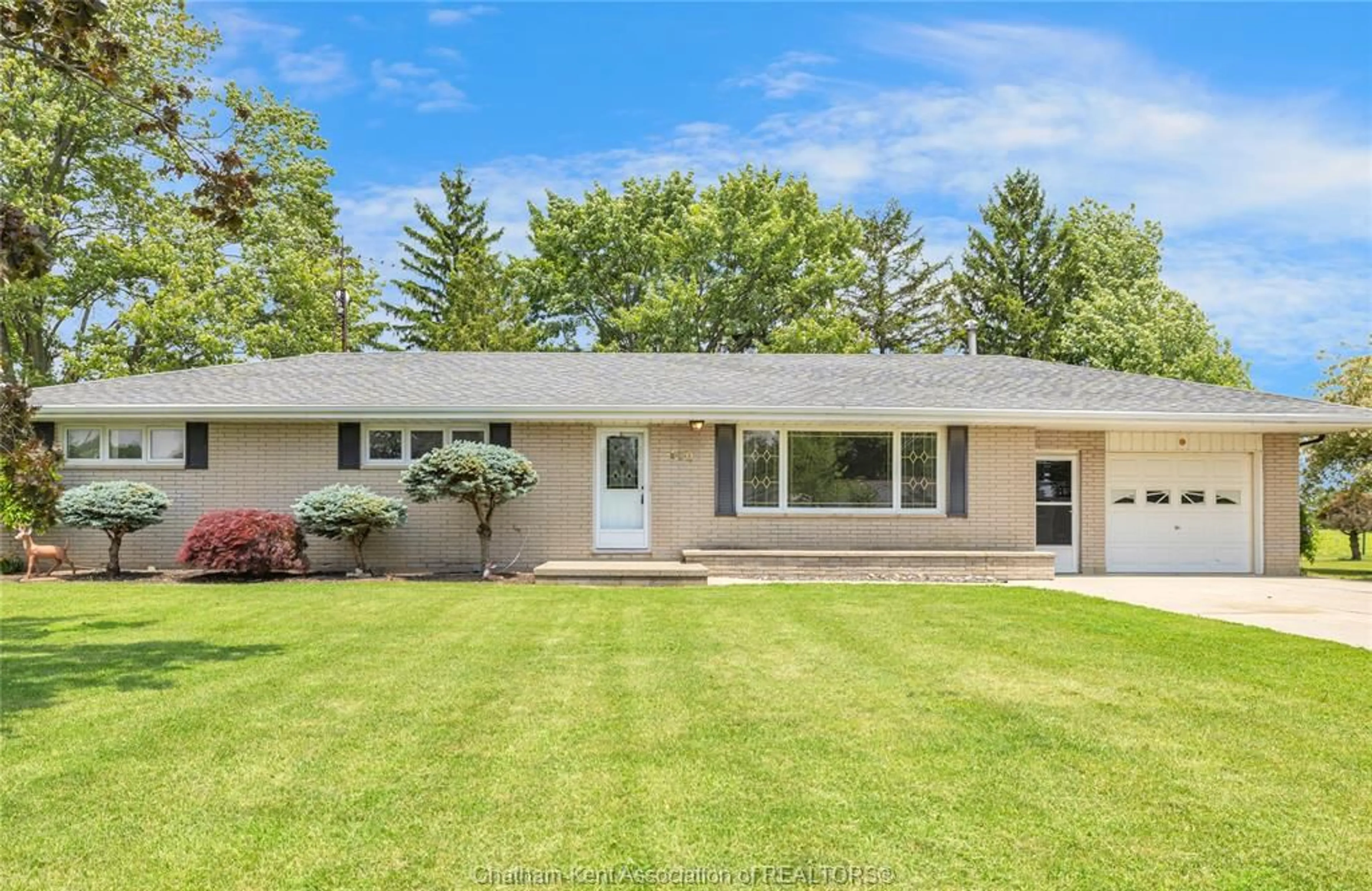 Home with vinyl exterior material, street for 110 Cresent Lane, Merlin Ontario N0P 1W0