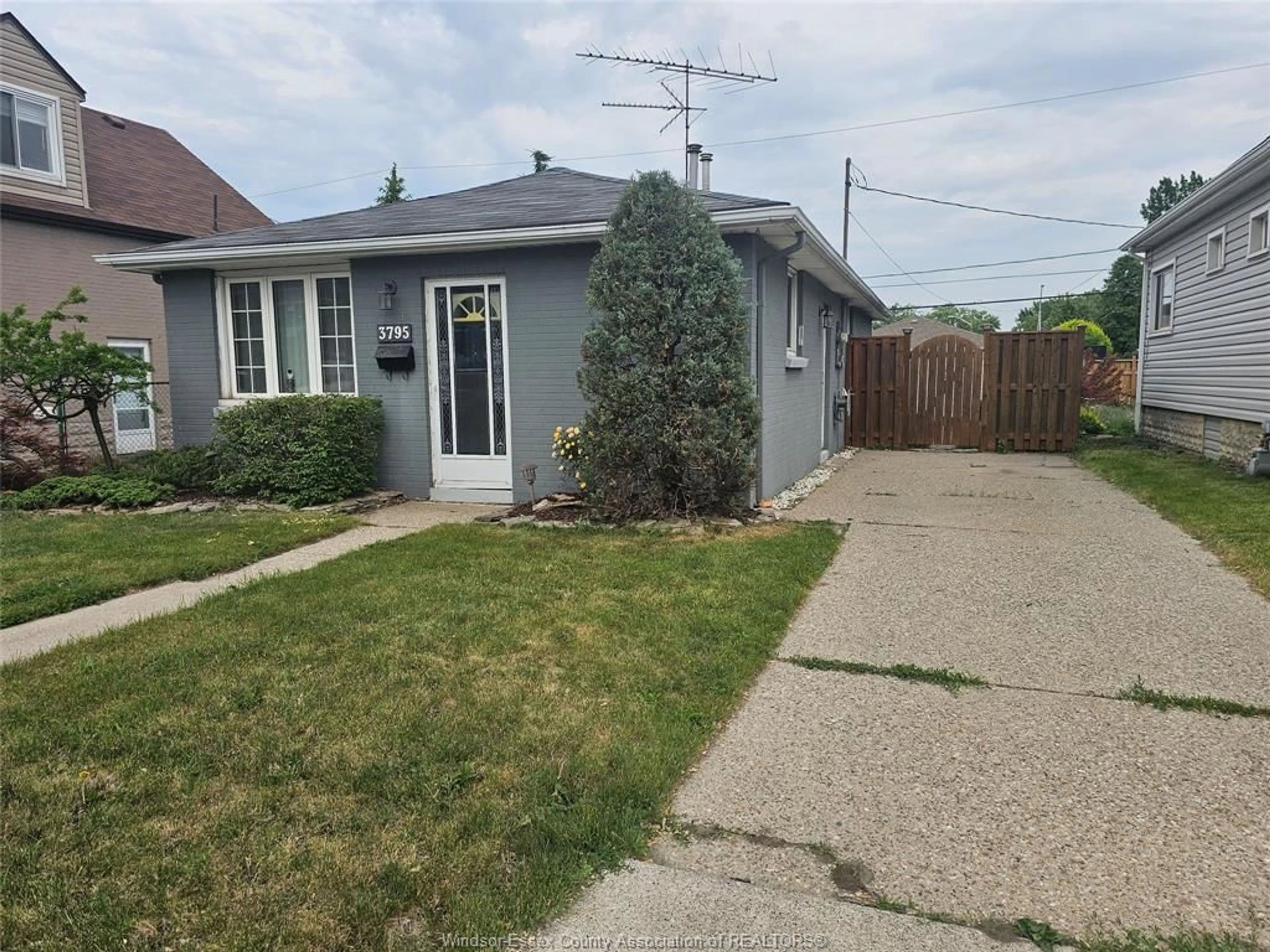 A pic from outside/outdoor area/front of a property/back of a property/a pic from drone, street for 3795 CONNAUGHT, Windsor Ontario N9C 2C2