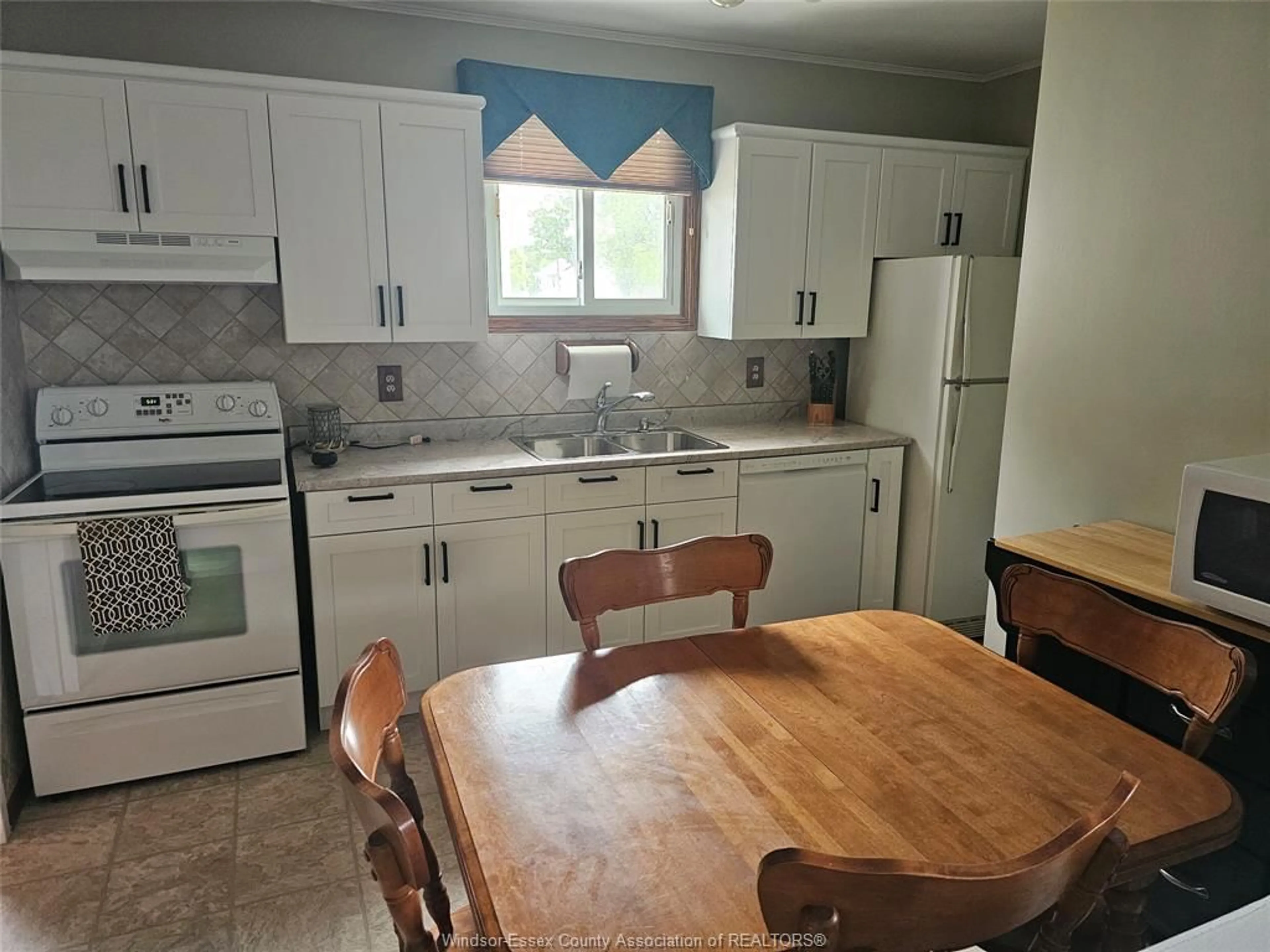Standard kitchen, unknown for 3795 CONNAUGHT, Windsor Ontario N9C 2C2