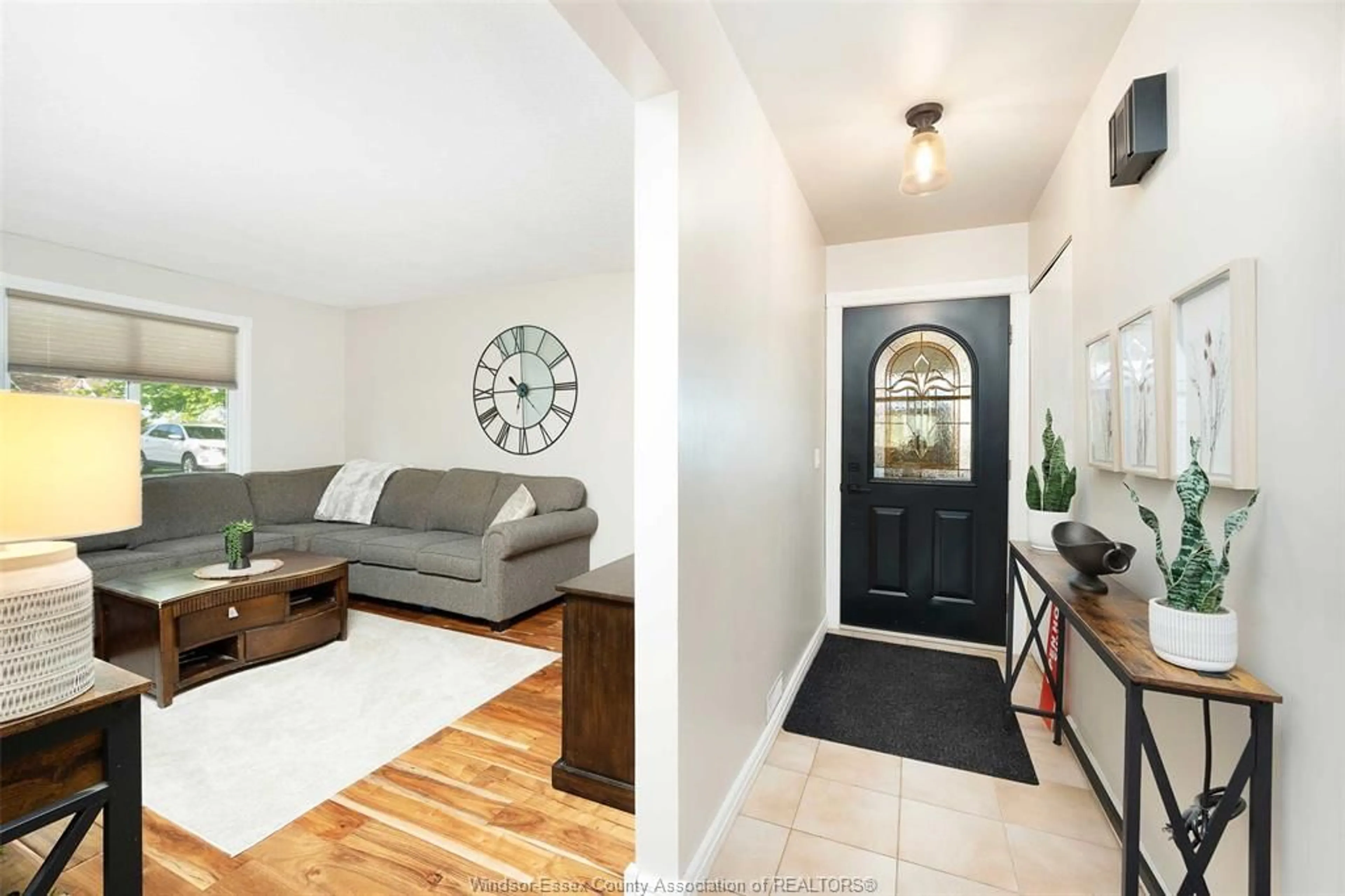 Indoor entryway for 505 COUNTY RD 34, Kingsville Ontario N8M 2X5