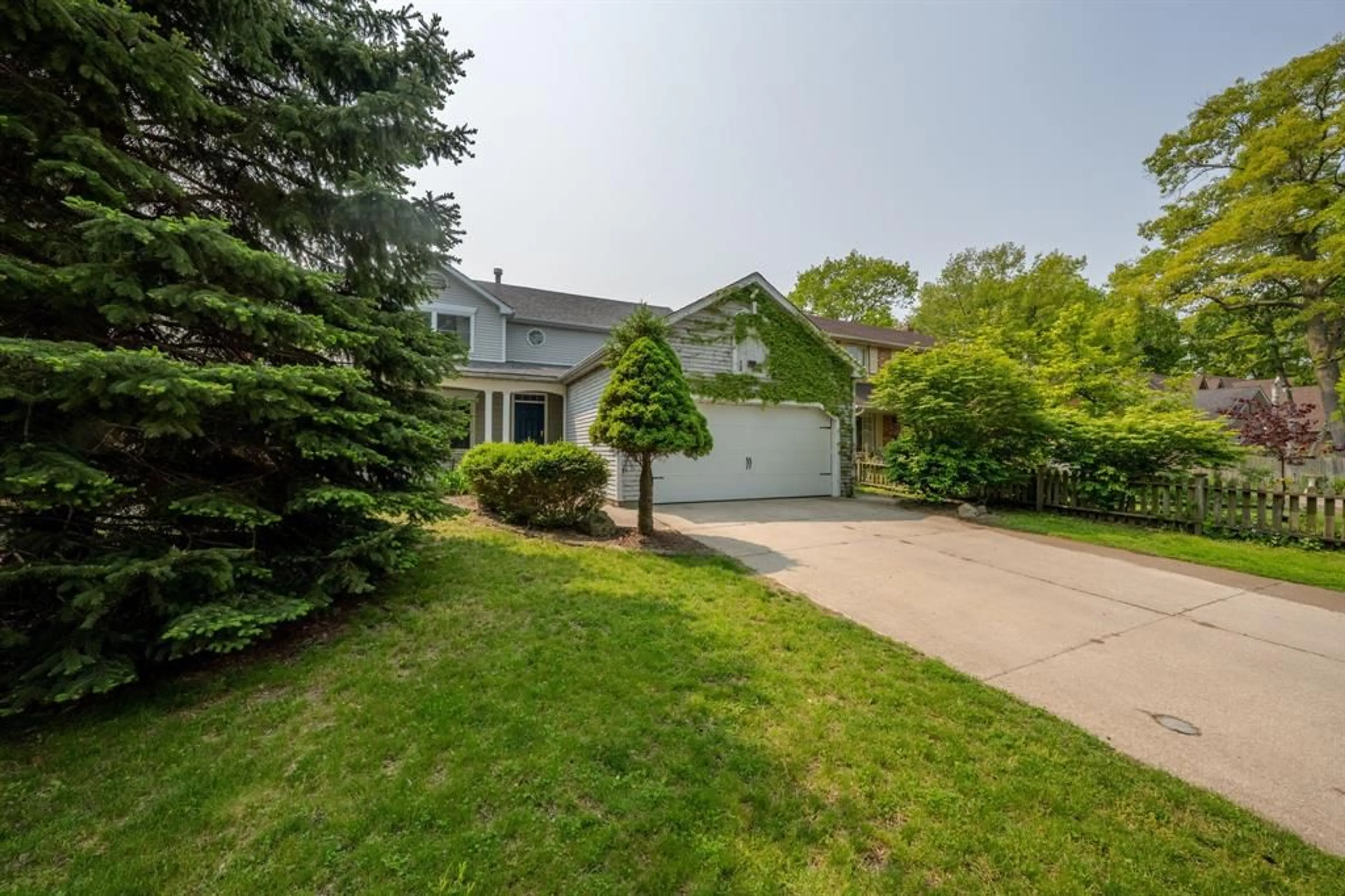 A pic from outside/outdoor area/front of a property/back of a property/a pic from drone, street for 637 O'DELL St, Sarnia Ontario N7V 4H7