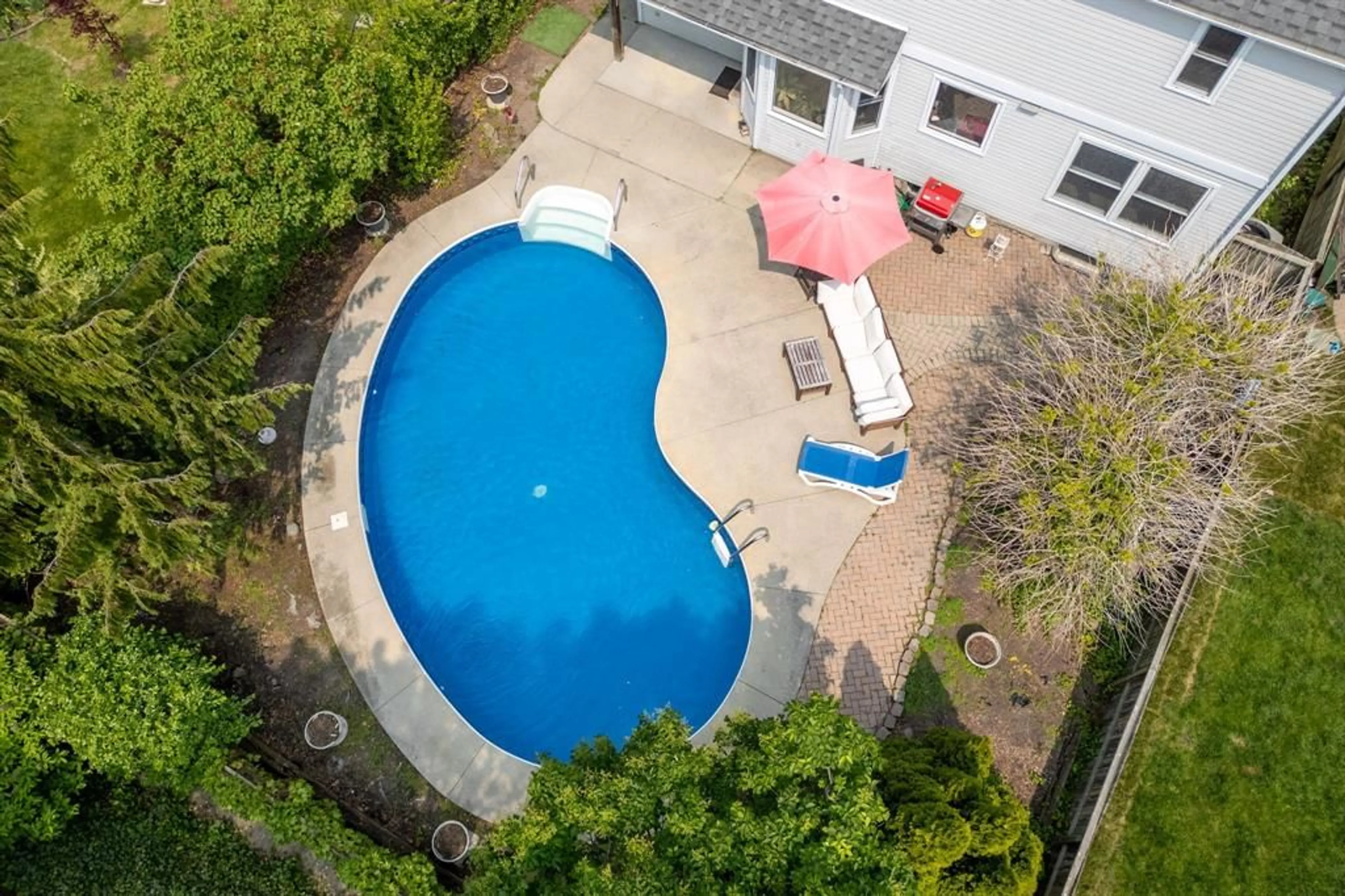 A pic from outside/outdoor area/front of a property/back of a property/a pic from drone, water/lake/river/ocean view for 637 O'DELL St, Sarnia Ontario N7V 4H7