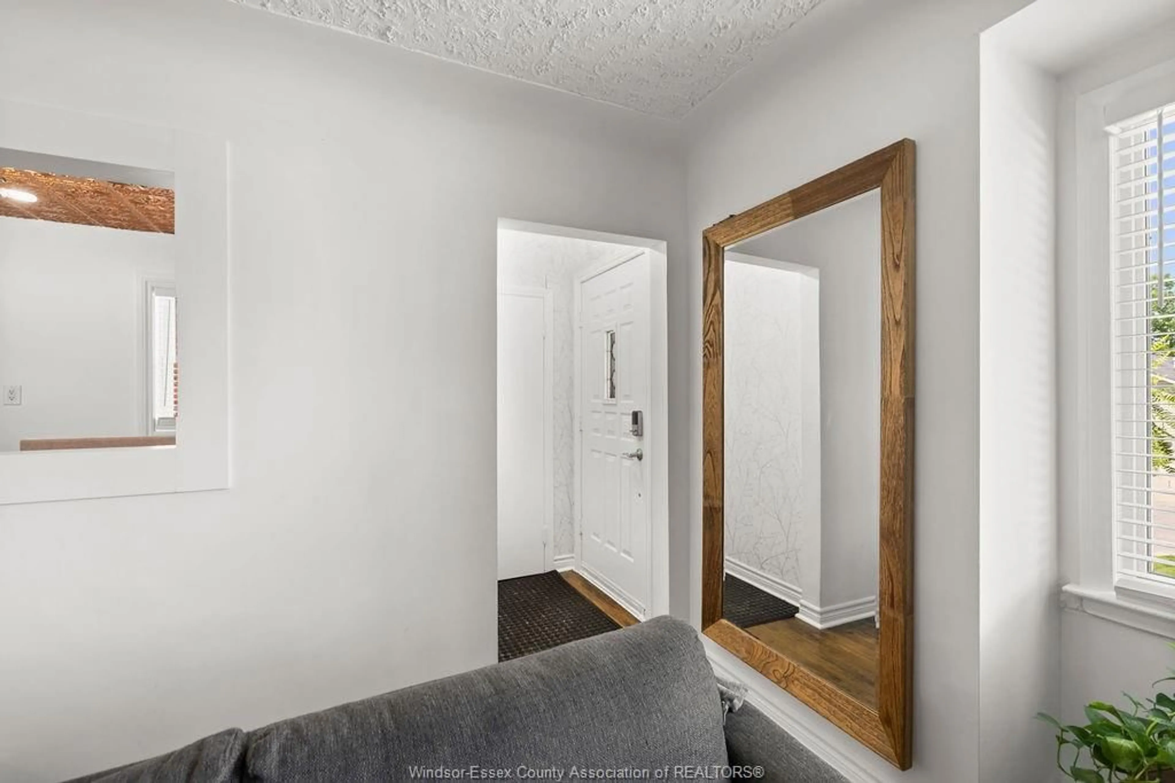 Indoor entryway for 1031 REEDMERE, Windsor Ontario N8S 2L9