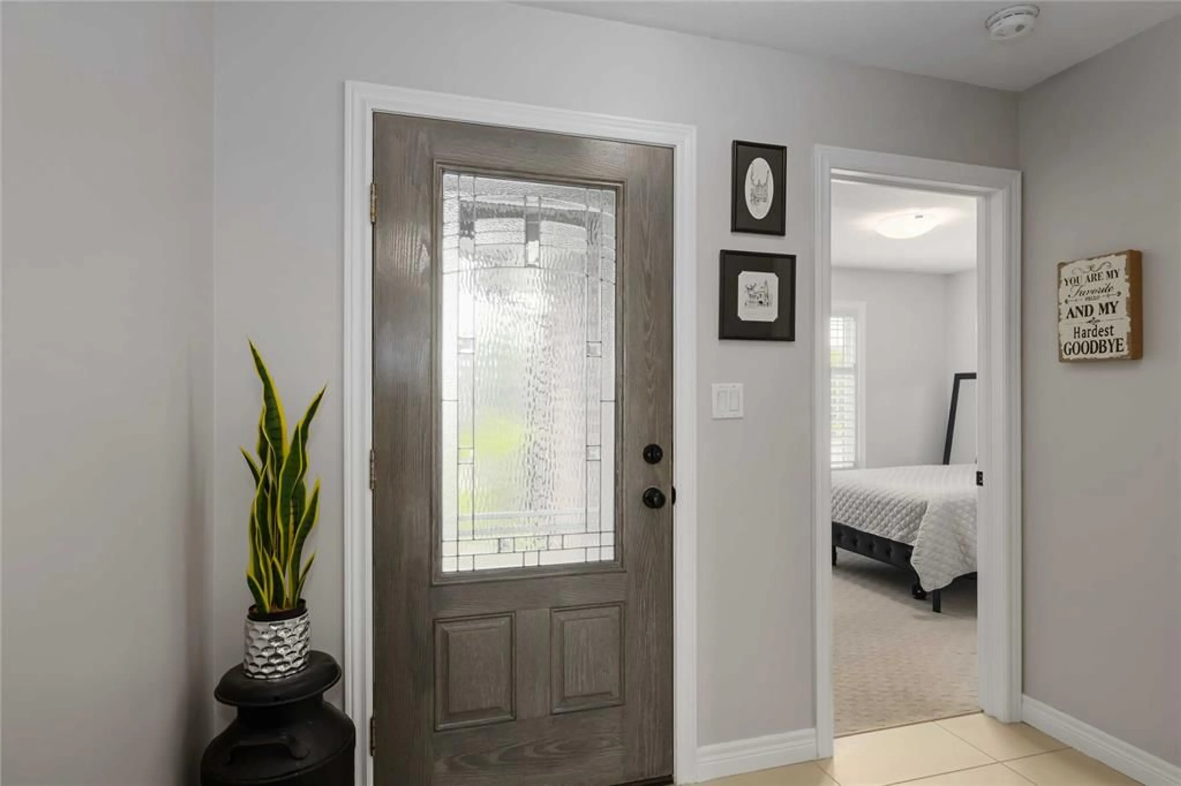 Indoor entryway for 301 Bluebird Crt, Sarnia Ontario N7S 0E3