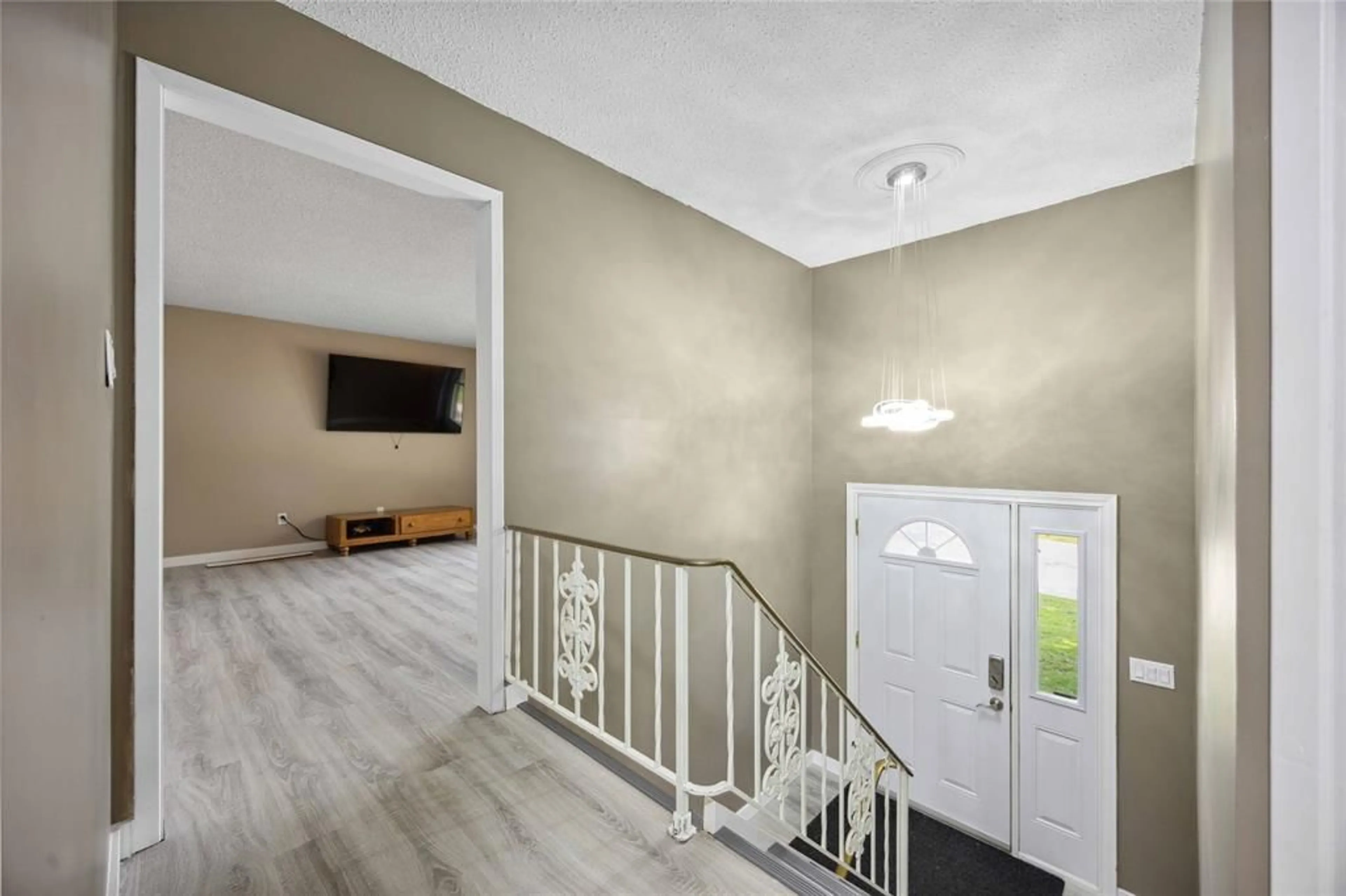 Indoor entryway for 536 TOM St, Petrolia Ontario N0N 1R0
