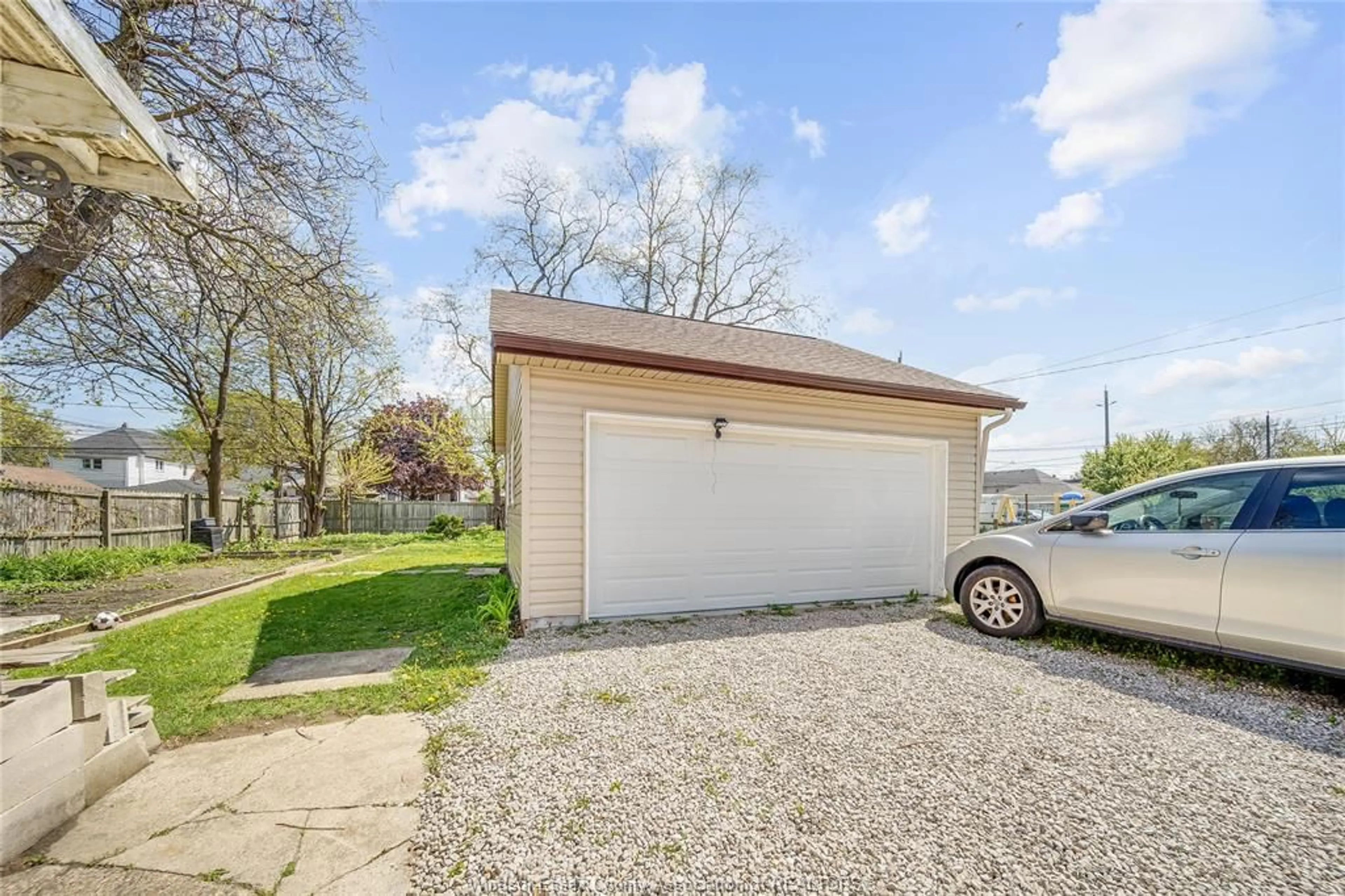 Indoor garage for 1060 LANGLOIS, Windsor Ontario N9A 2H5