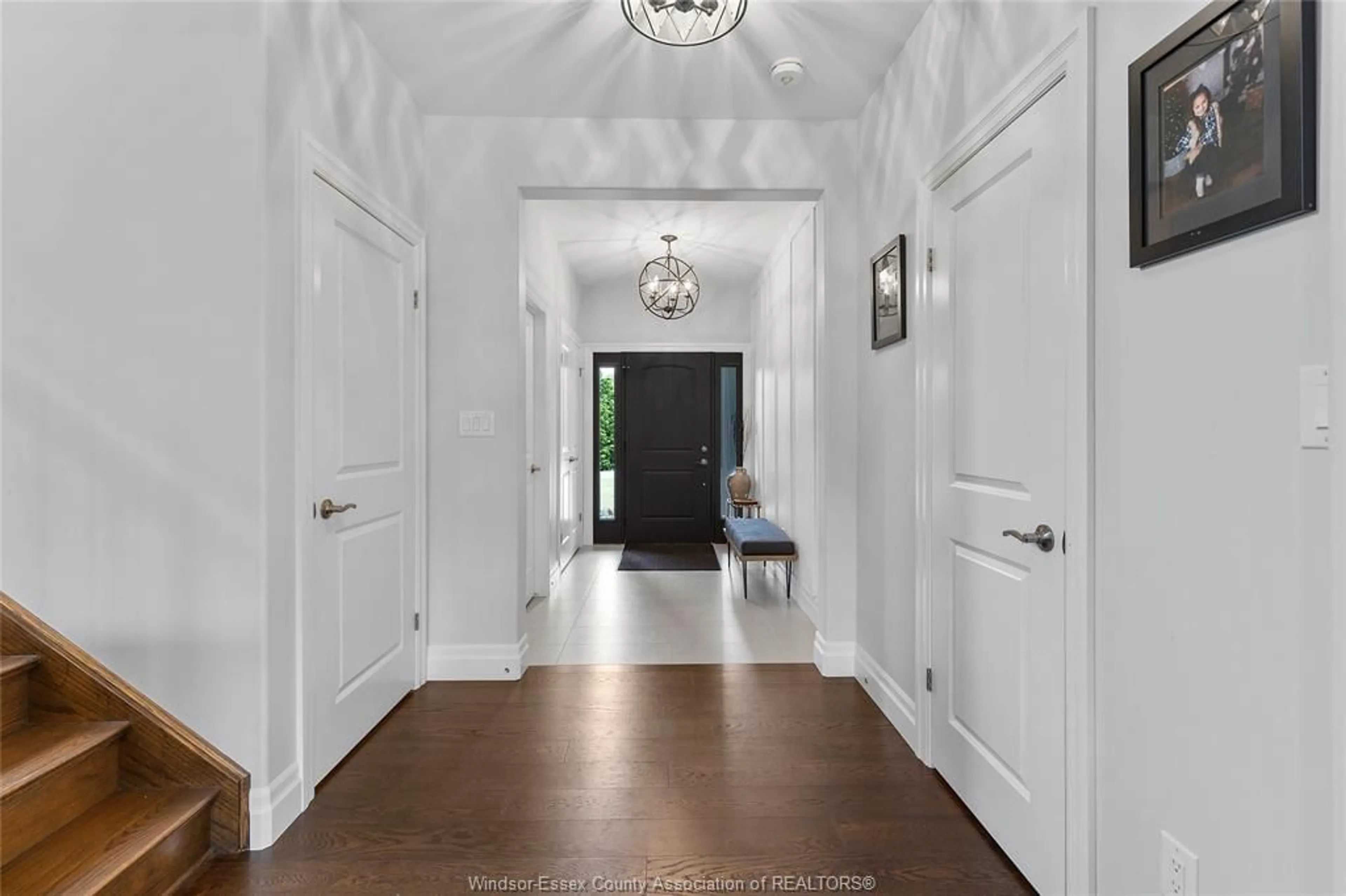Indoor foyer for 432 COUNTY RD 31, Lakeshore Ontario N0R 1A0