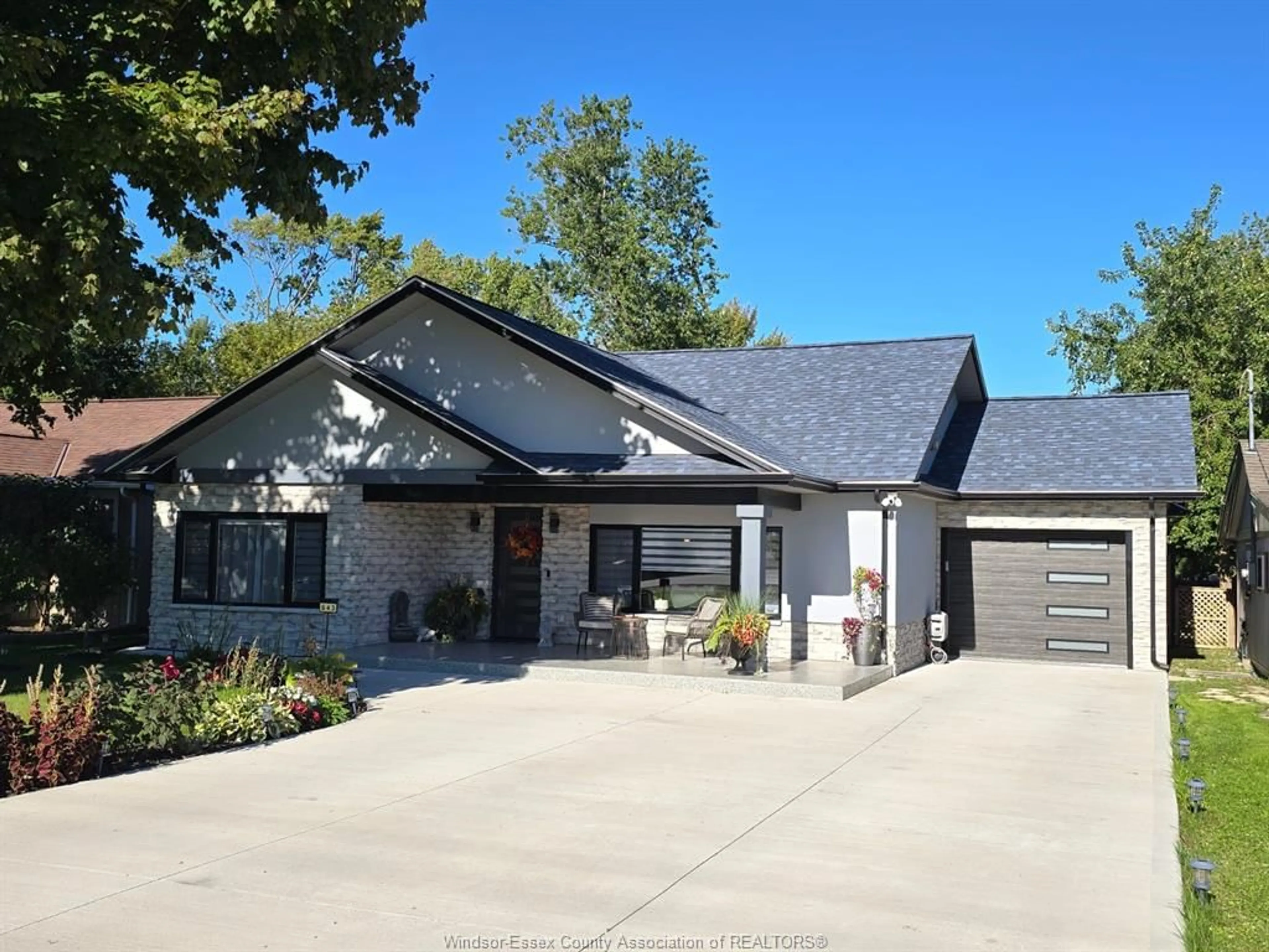 Home with vinyl exterior material, street for 643 POINT PELEE Dr, Leamington Ontario N8H 3V4