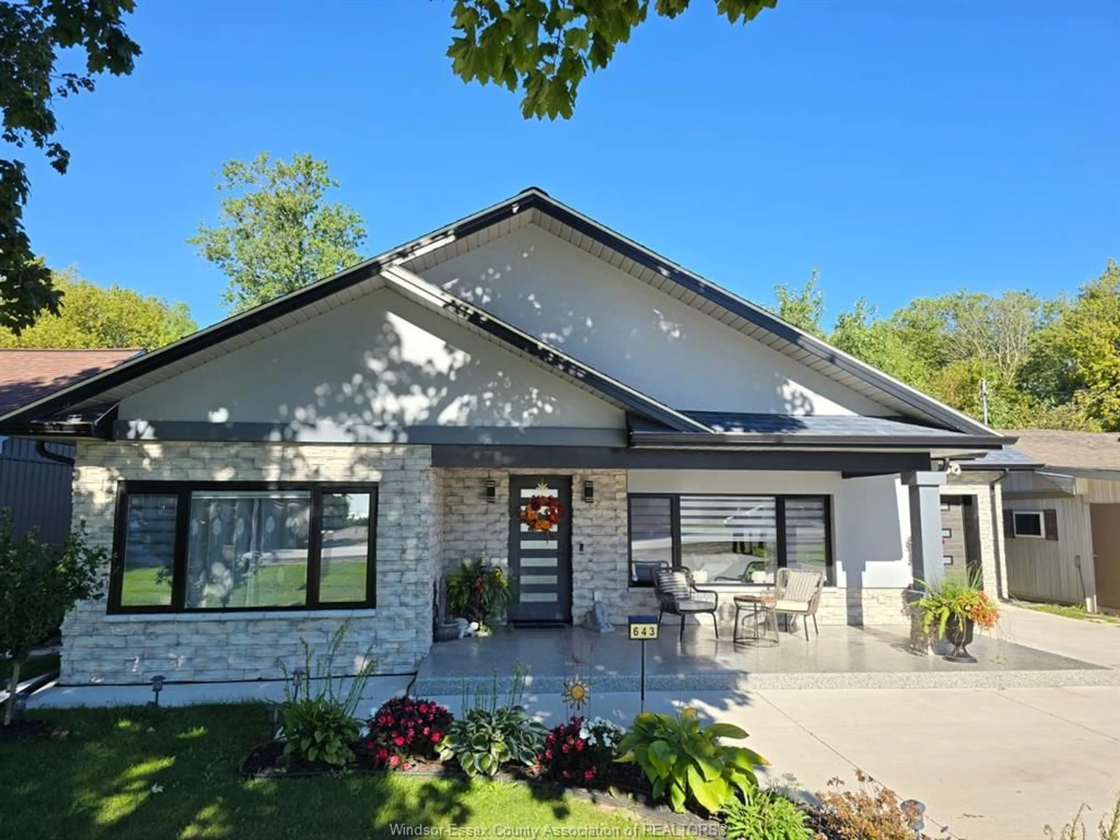 Home with vinyl exterior material, street for 643 POINT PELEE Dr, Leamington Ontario N8H 3V4