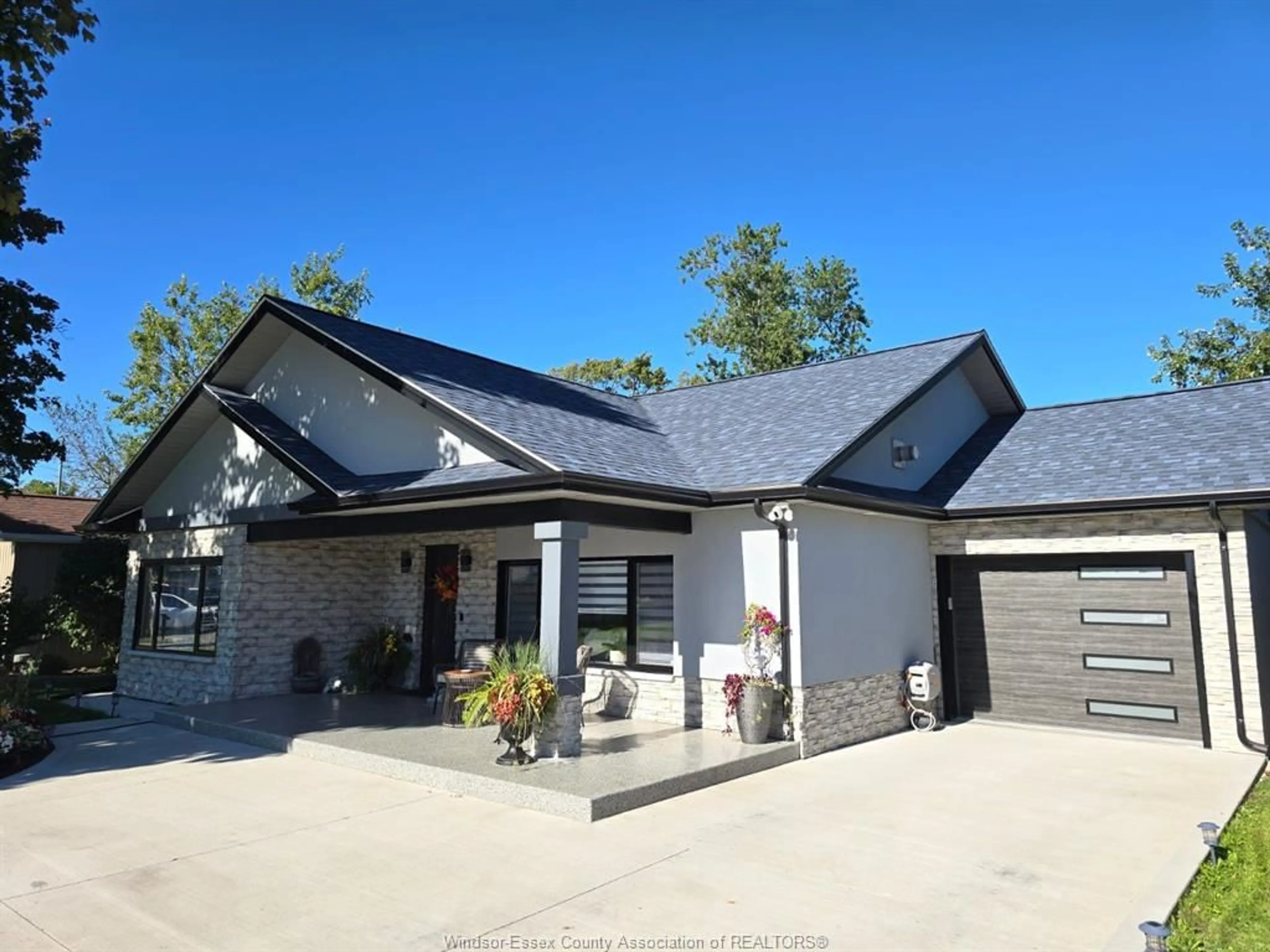 Home with vinyl exterior material, unknown for 643 POINT PELEE Dr, Leamington Ontario N8H 3V4