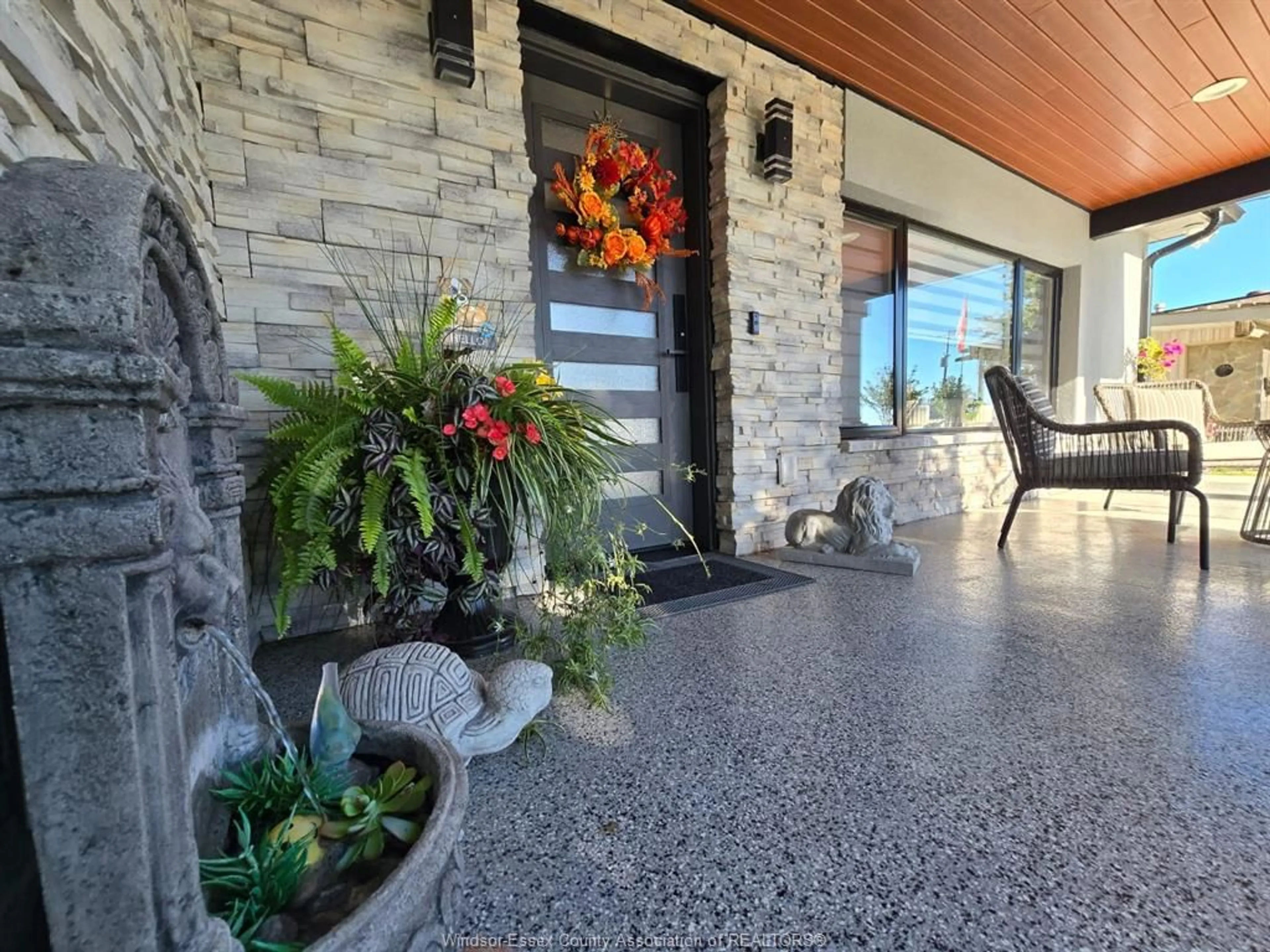 Indoor entryway for 643 POINT PELEE Dr, Leamington Ontario N8H 3V4