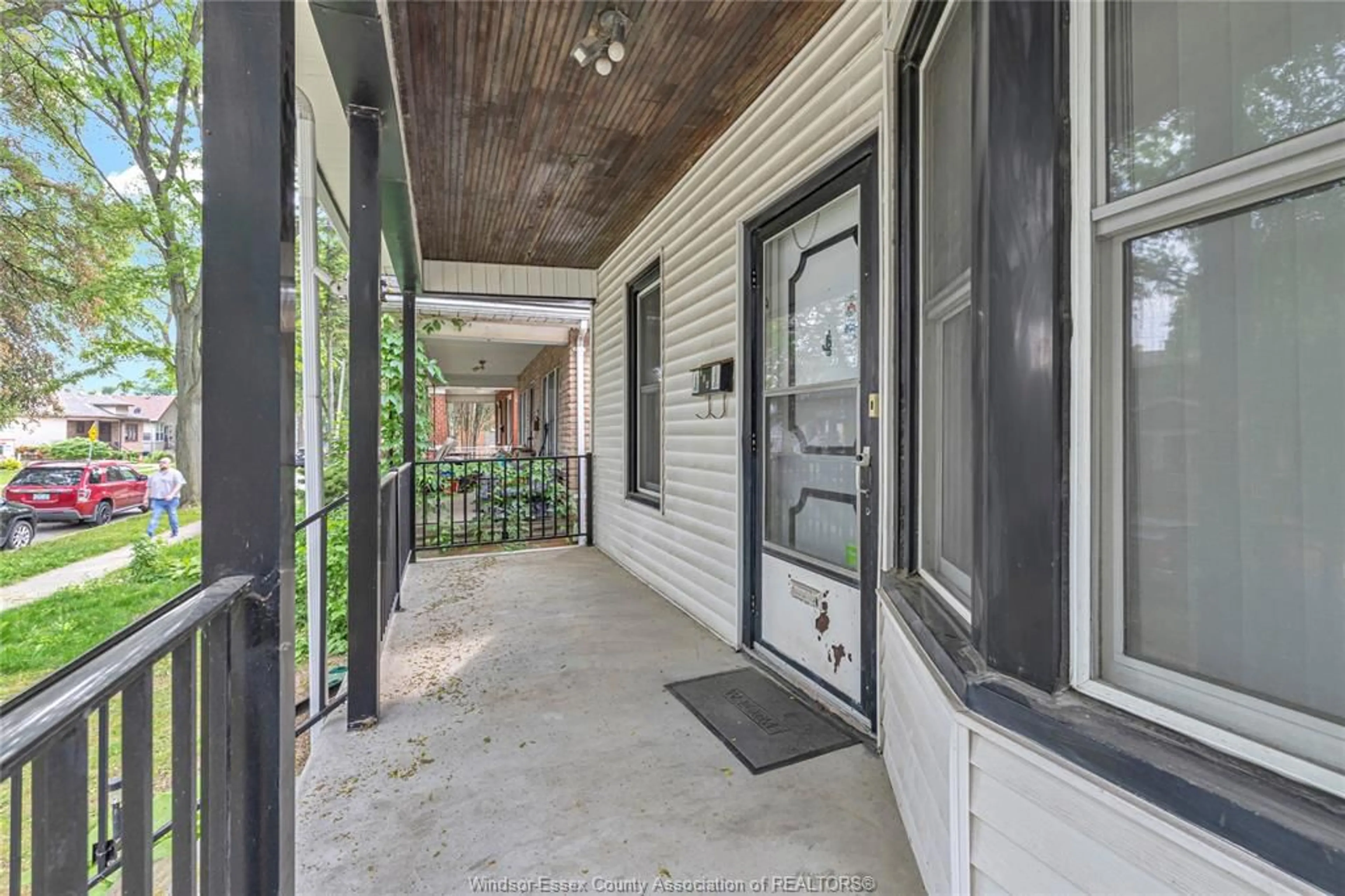 Indoor entryway for 364 CLINTON, Windsor Ontario N8X 1A6