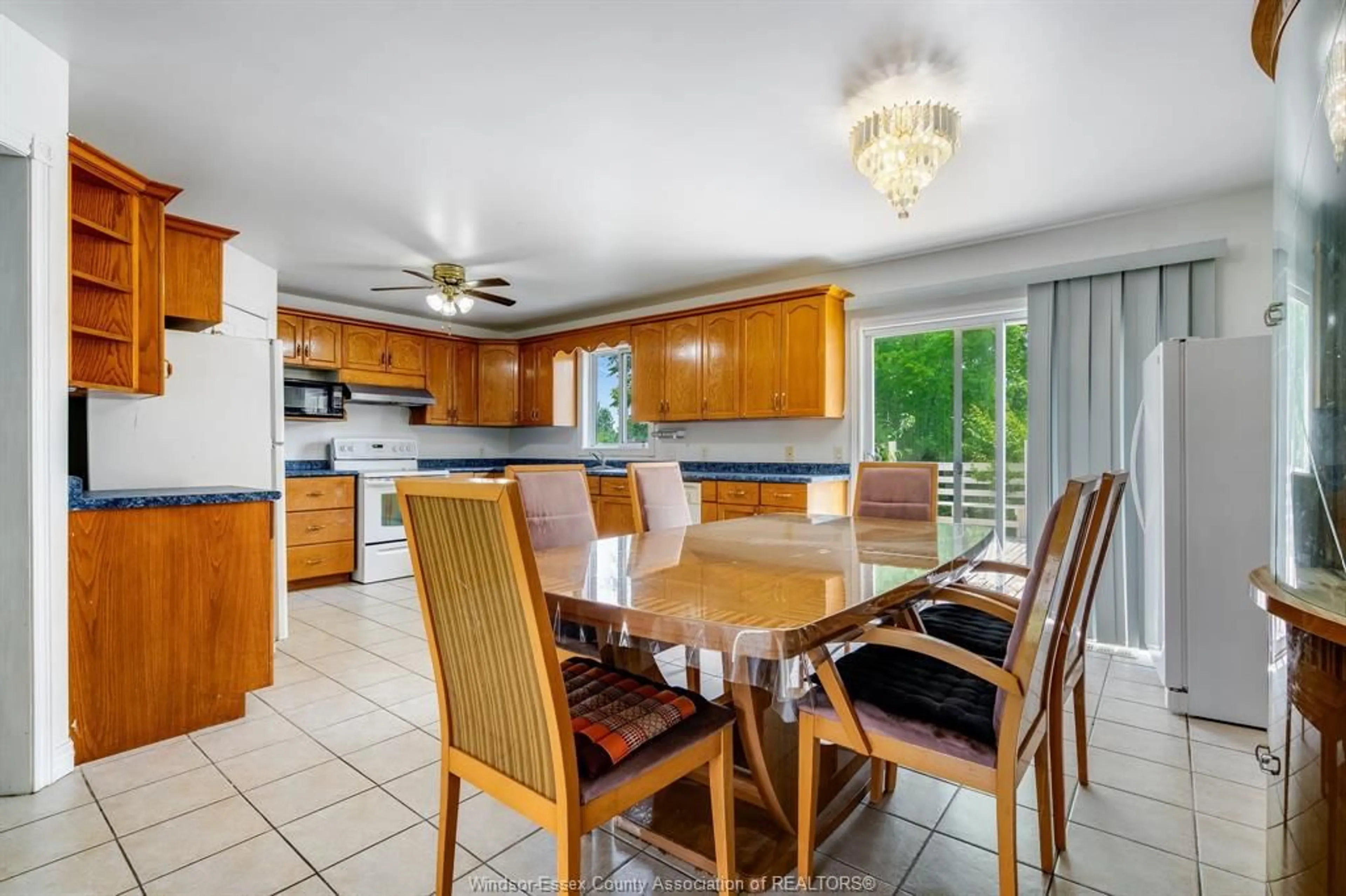 Open concept kitchen, ceramic/tile floor for 166 STURGEON MEADOWS, Leamington Ontario N8H 5M7