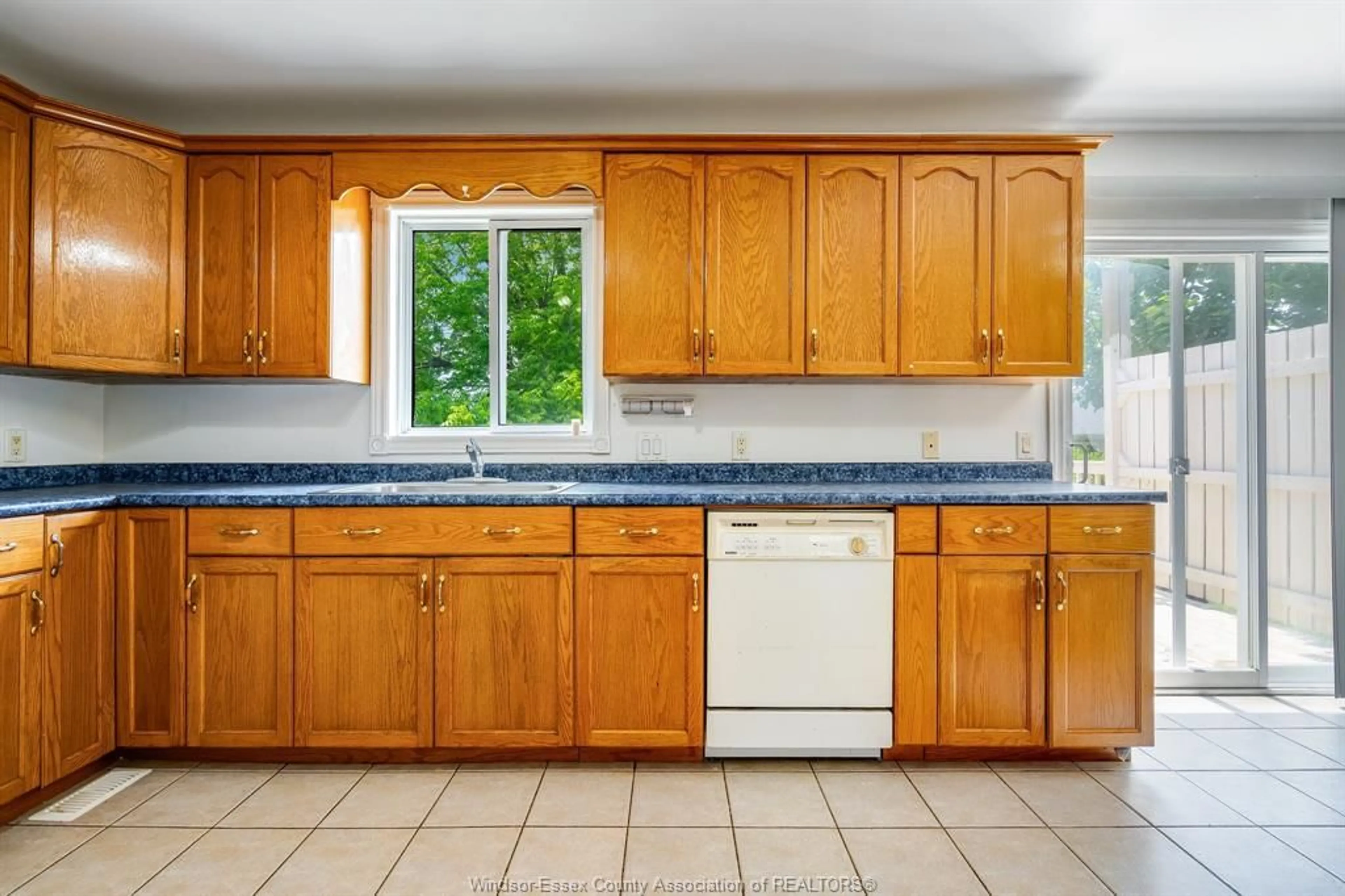 Standard kitchen, ceramic/tile floor for 166 STURGEON MEADOWS, Leamington Ontario N8H 5M7