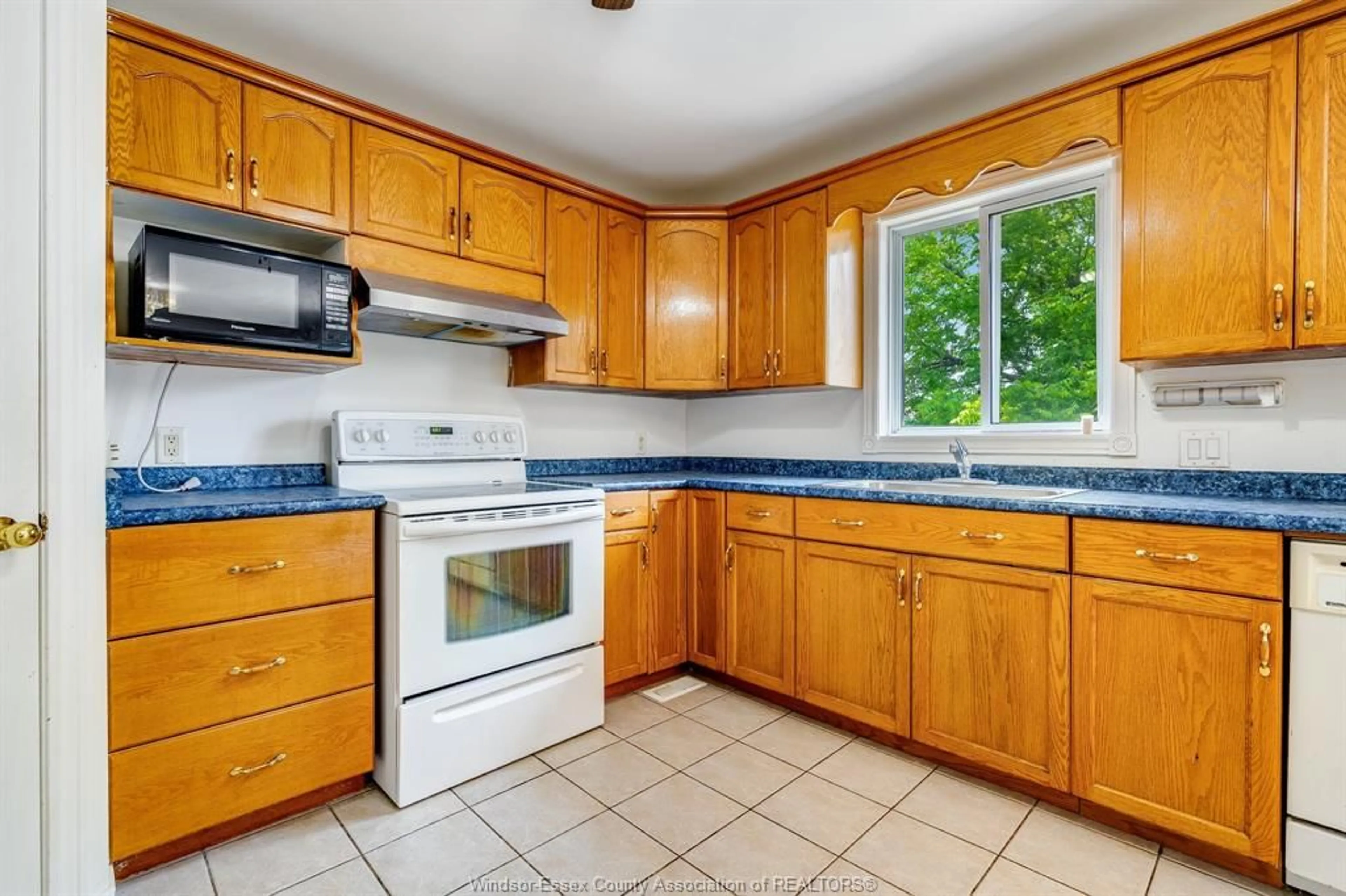 Standard kitchen, ceramic/tile floor for 166 STURGEON MEADOWS, Leamington Ontario N8H 5M7