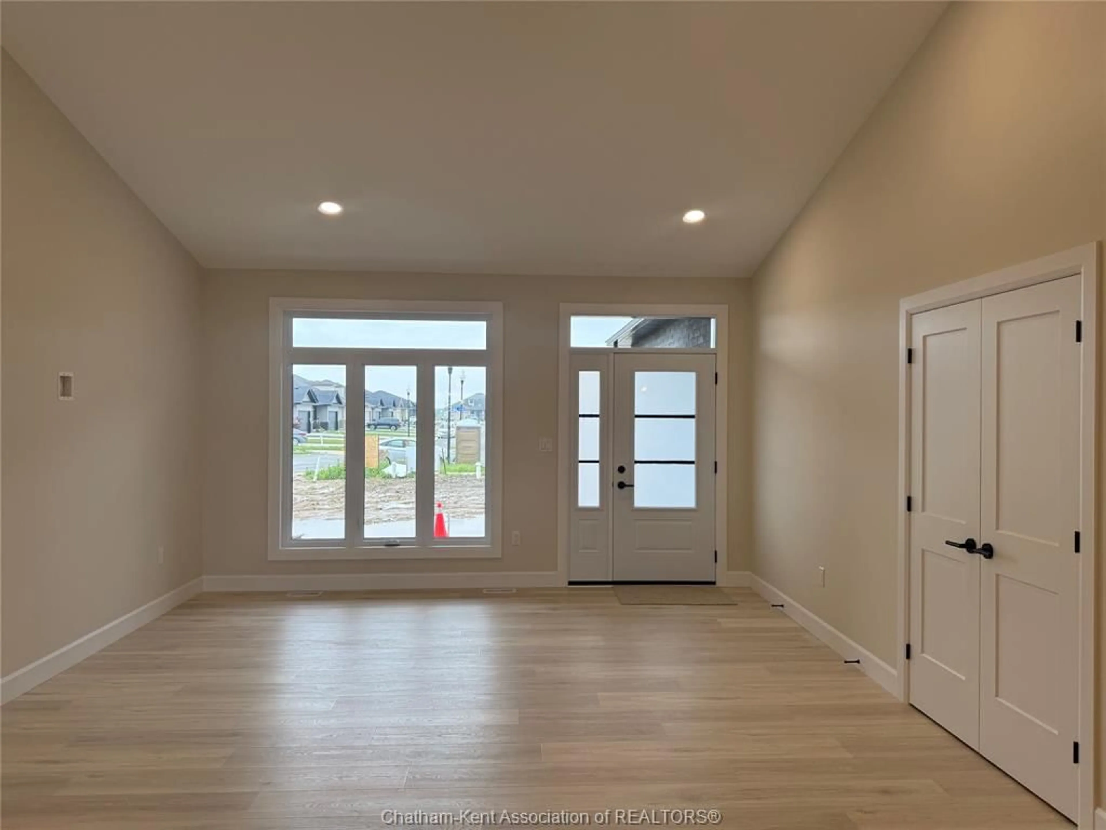Indoor entryway for 567 KEIL Trail, Chatham Ontario N7L 0G8