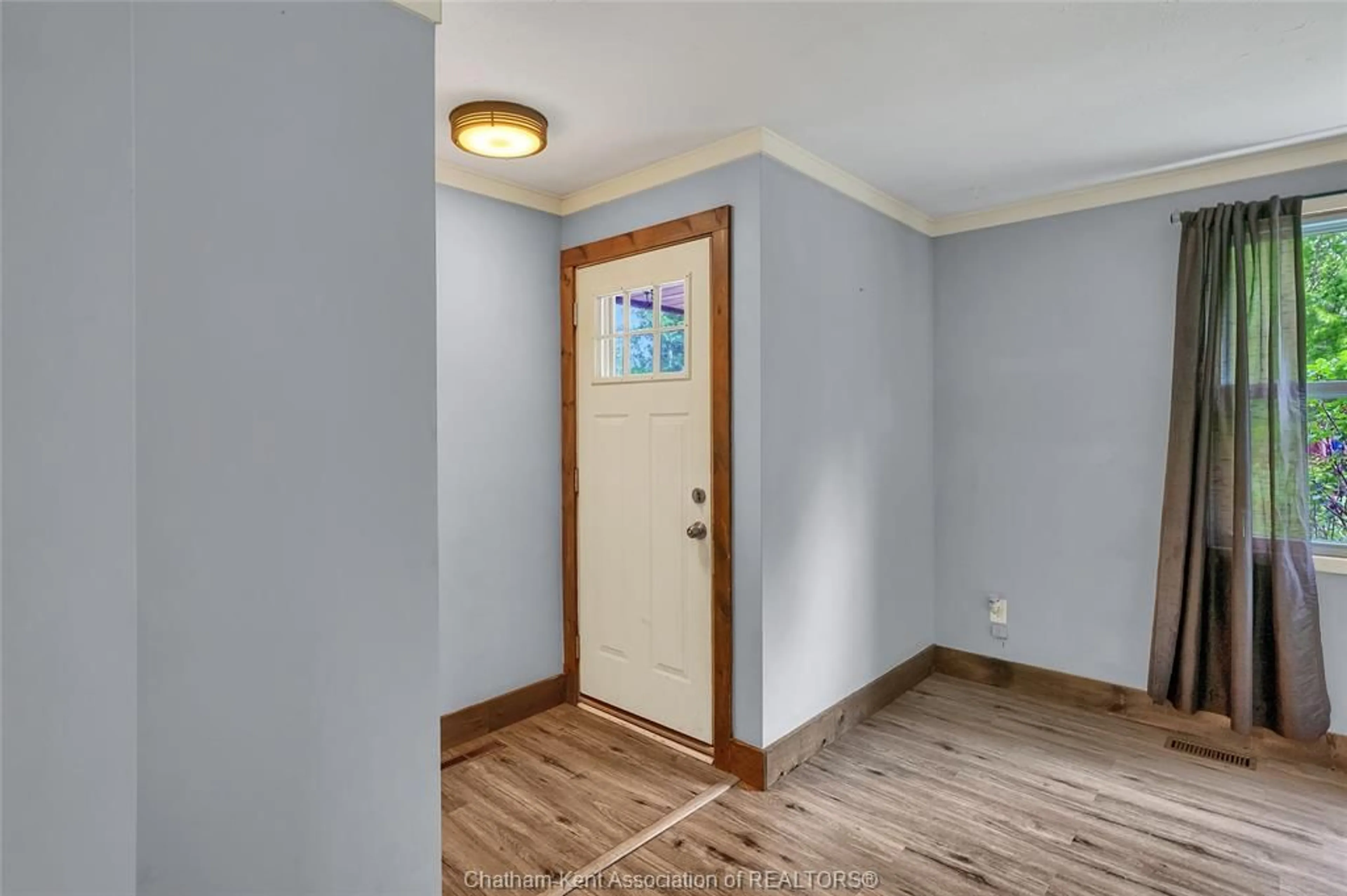 Indoor entryway for 112 Berry St, Chatham Ontario N7M 3B3