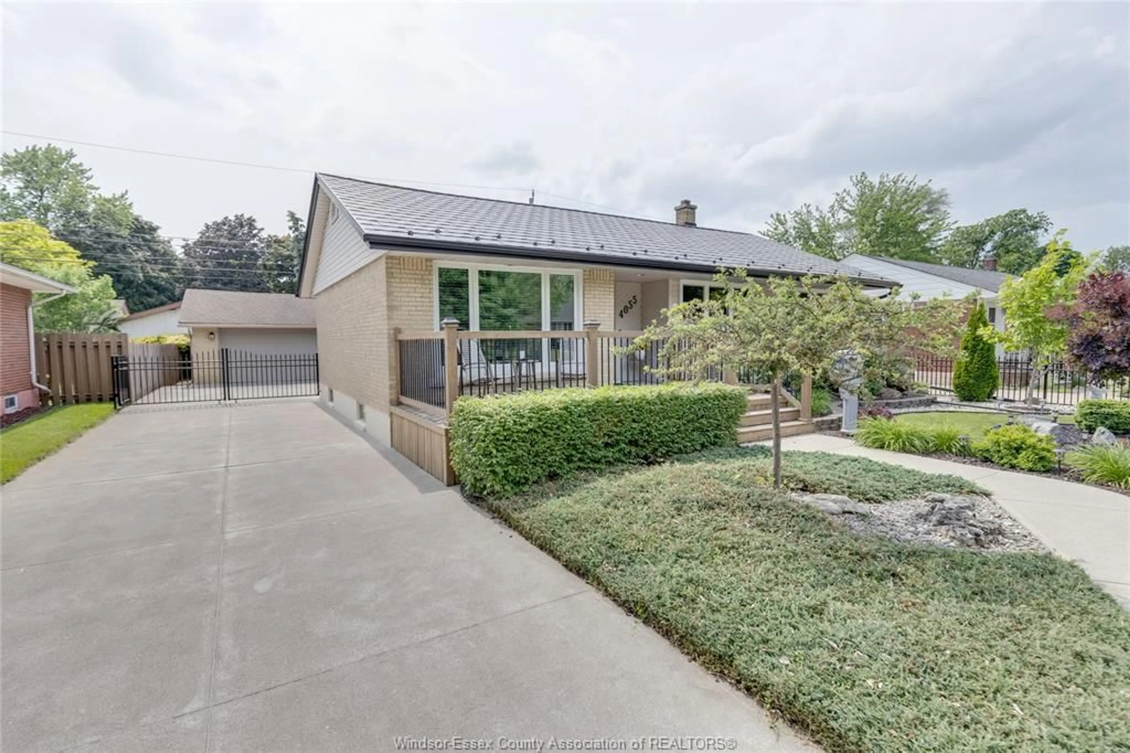 A pic from outside/outdoor area/front of a property/back of a property/a pic from drone, street for 4055 MOUNT ROYAL, Windsor Ontario N9G 2C1