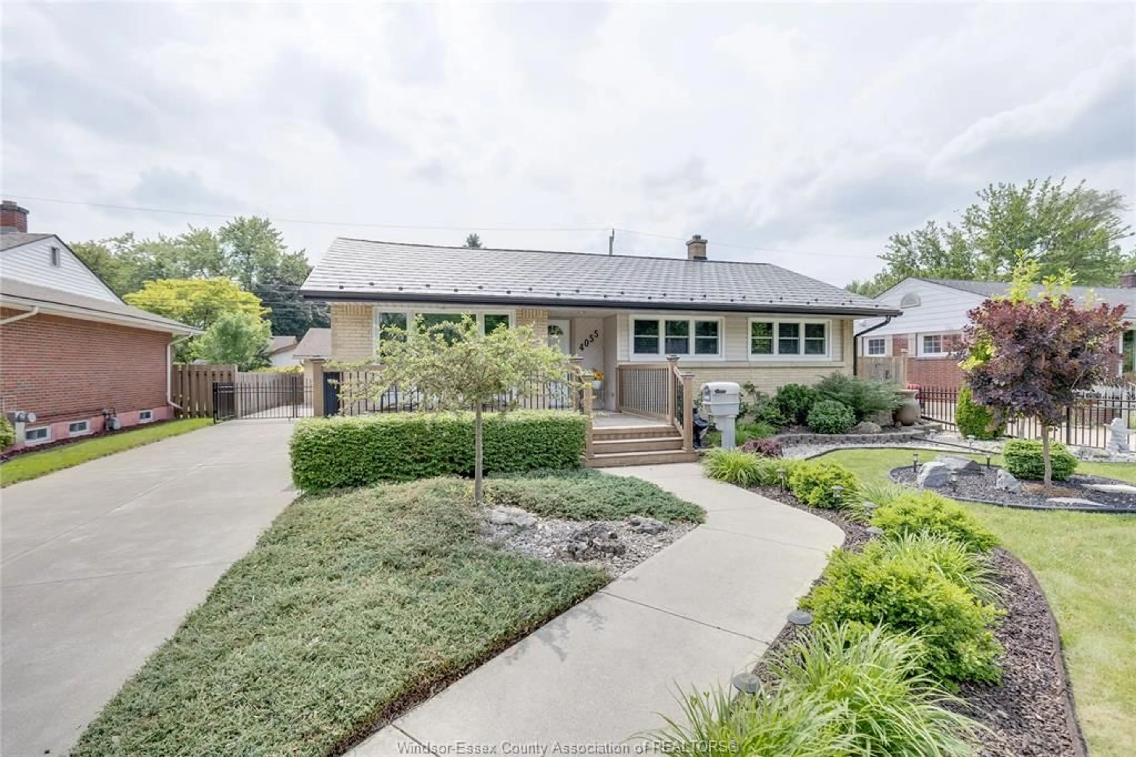 Home with brick exterior material, street for 4055 MOUNT ROYAL, Windsor Ontario N9G 2C1