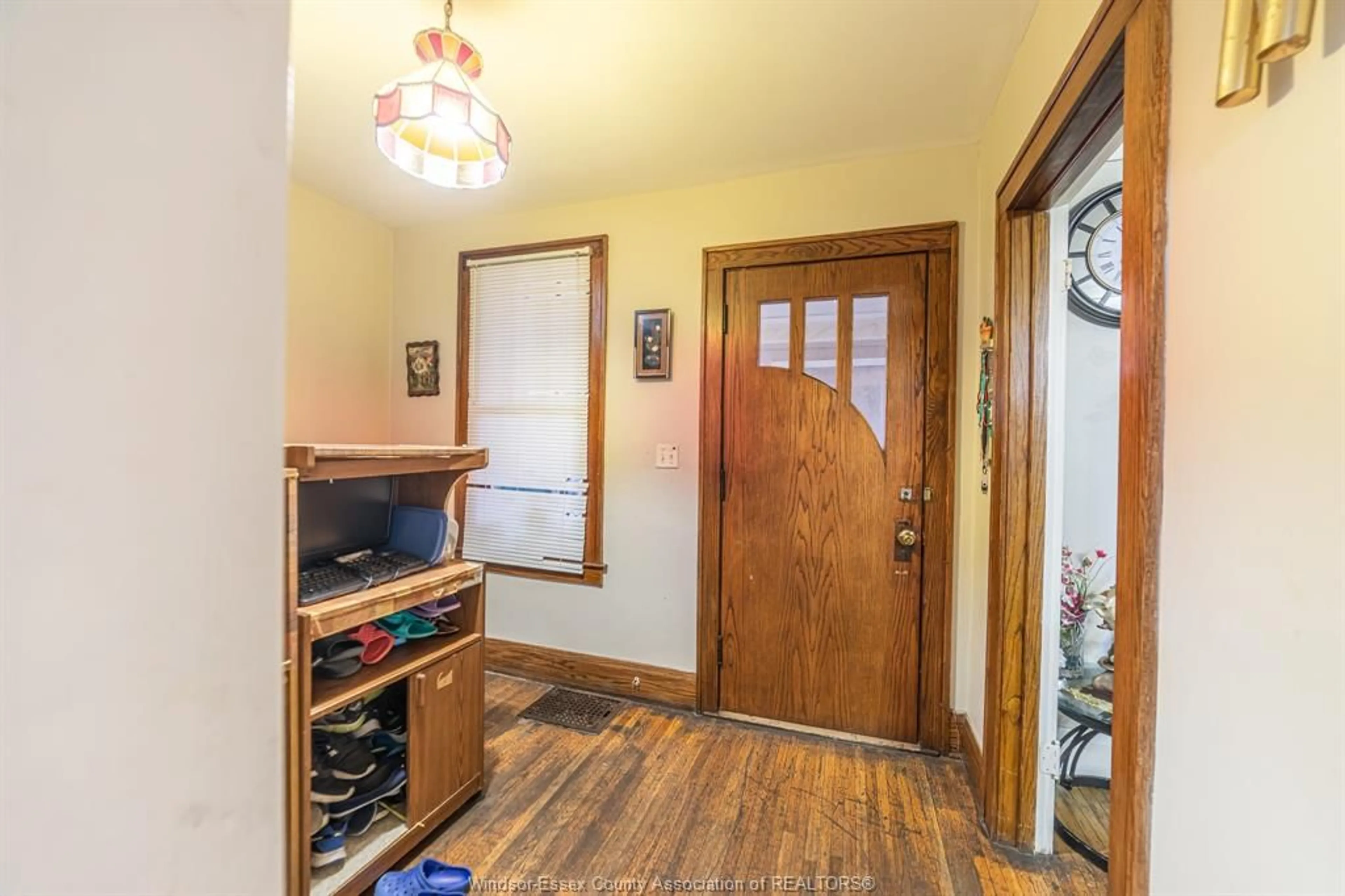 Indoor entryway for 1570 PARENT Ave, Windsor Ontario N8X 4J7