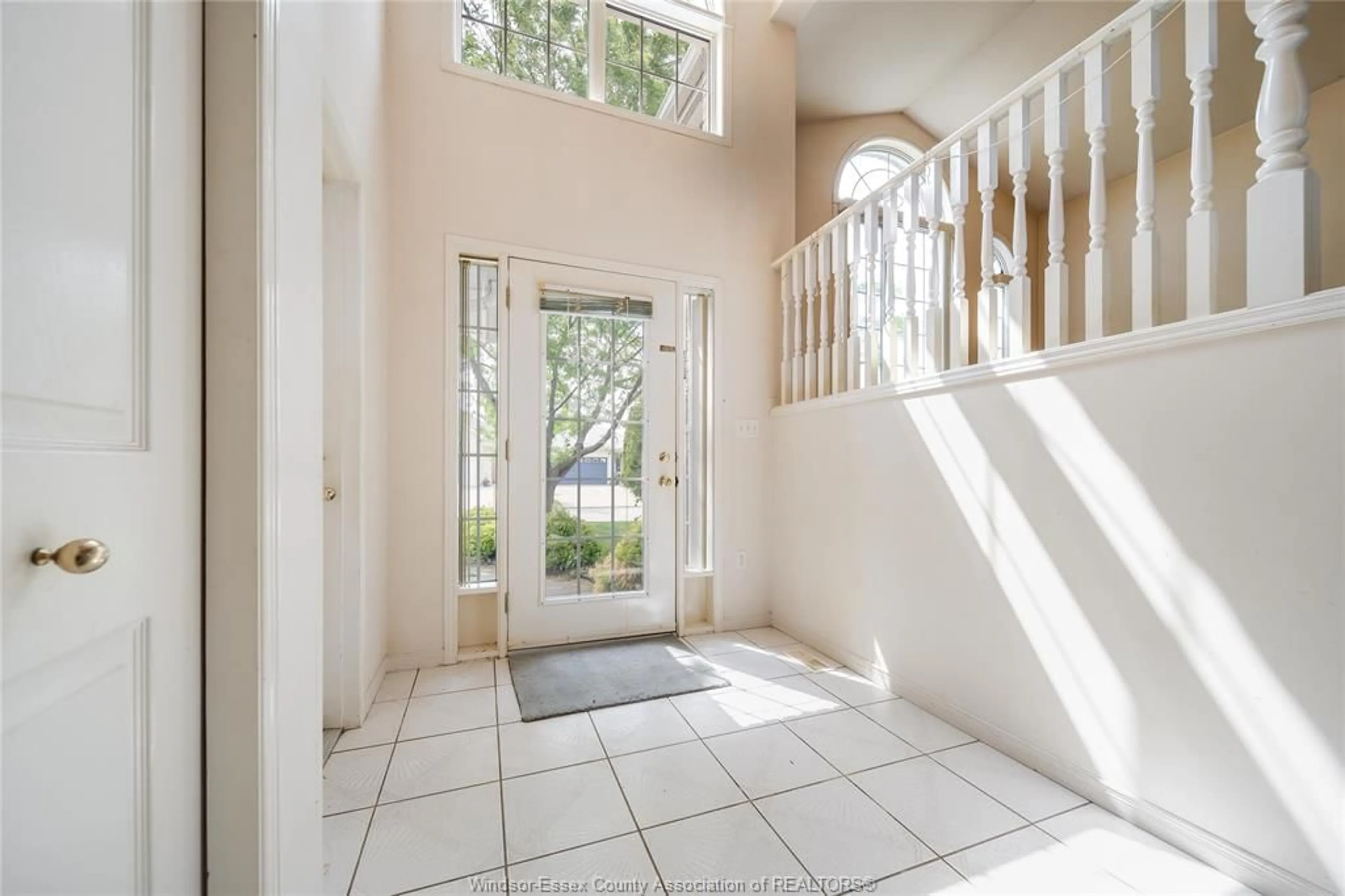 Indoor entryway for 4280 MASOTTI, Windsor Ontario N9G 2V4