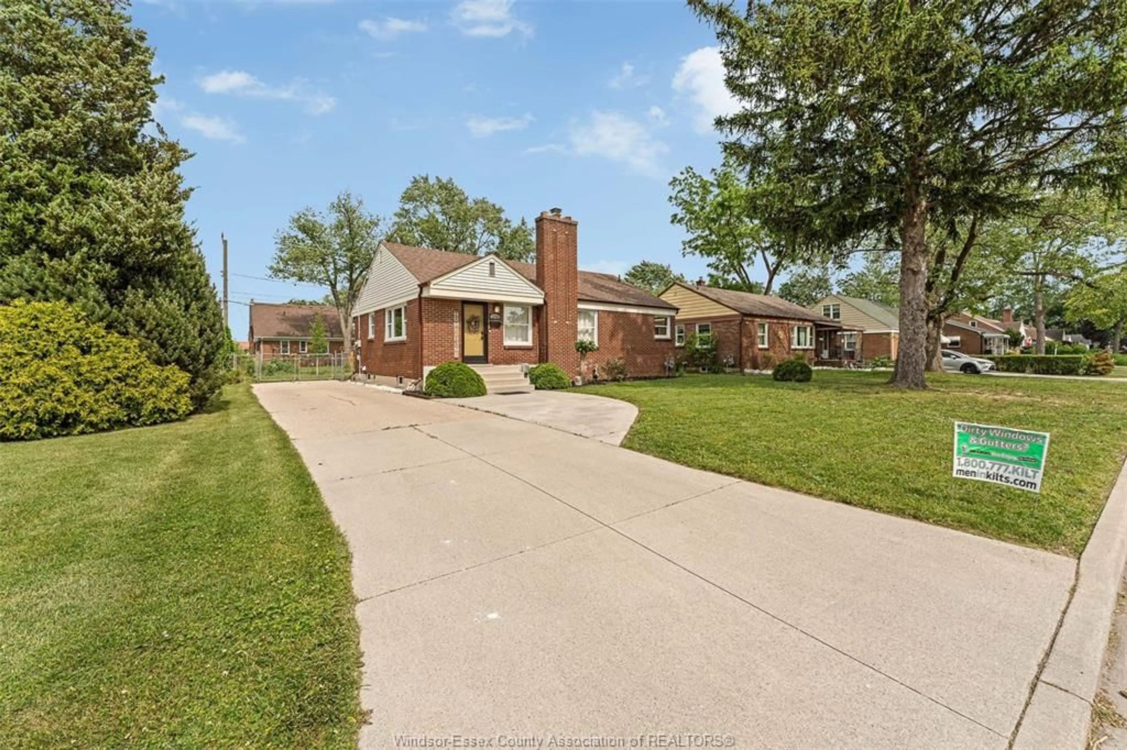A pic from outside/outdoor area/front of a property/back of a property/a pic from drone, street for 3116 BRUCE, Windsor Ontario N9E 1W5