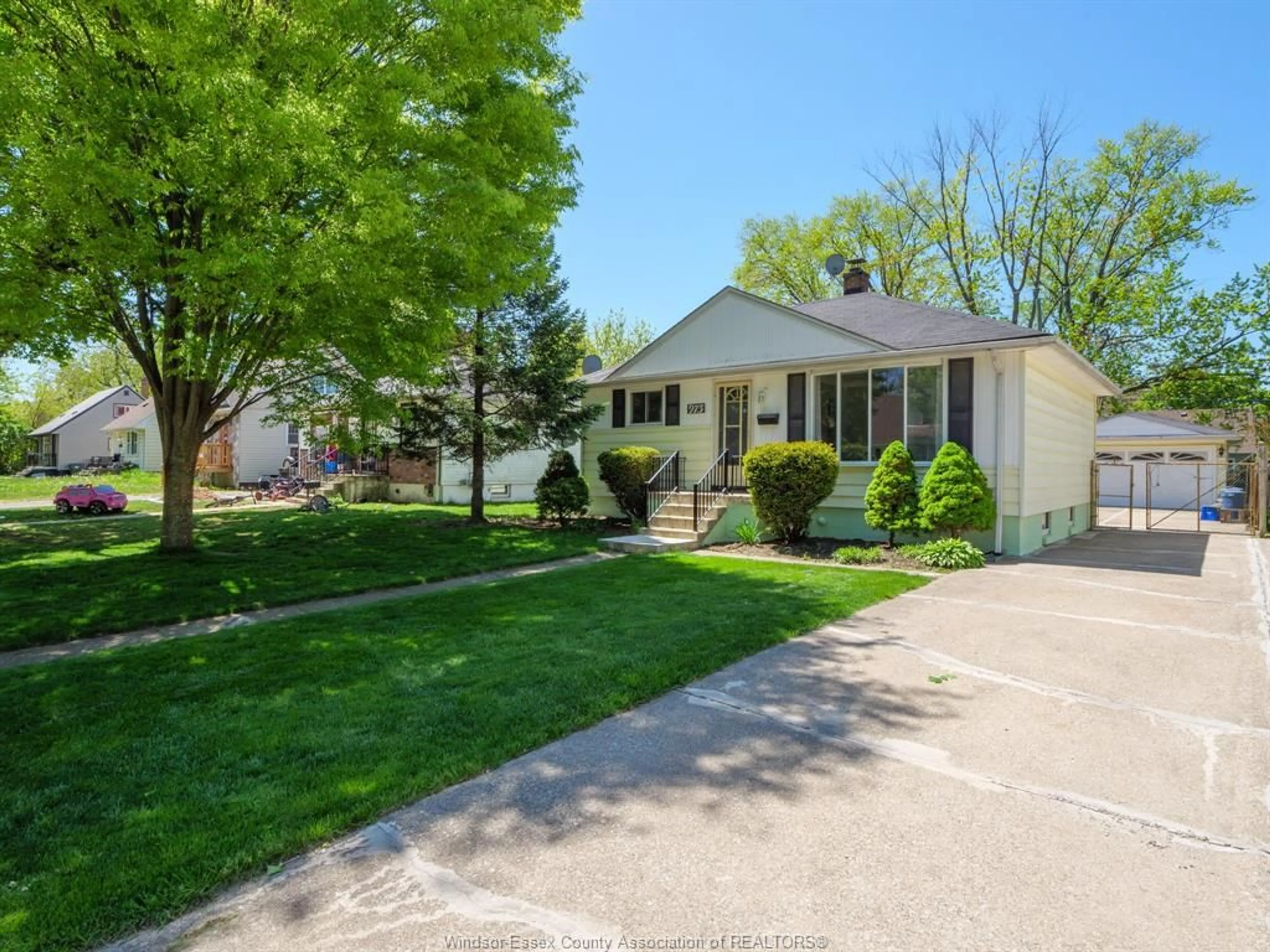 Home with vinyl exterior material, street for 973 ASKIN, Windsor Ontario N9B 2X6