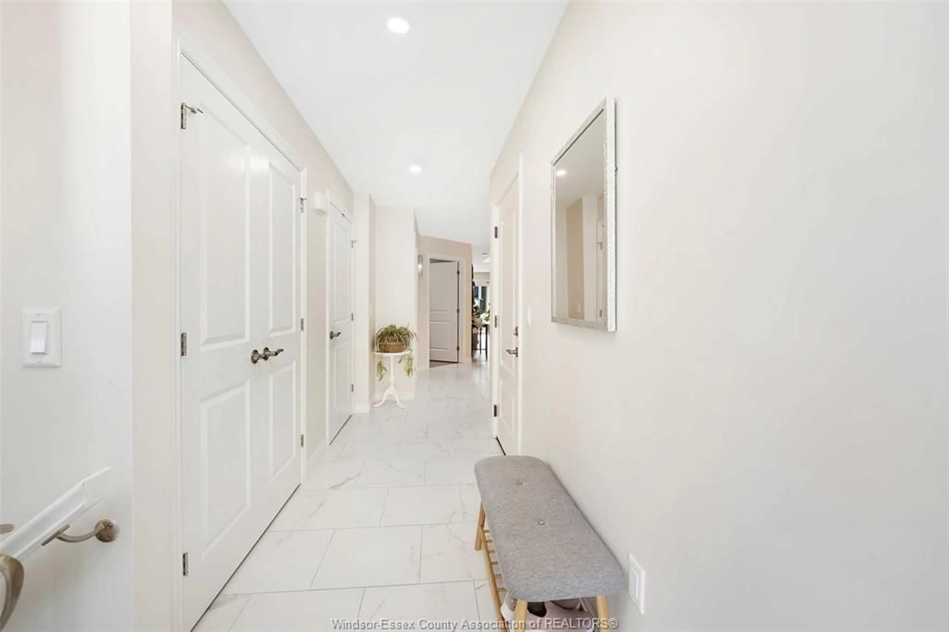 Indoor entryway for 109 ARTHUR St, Harrow Ontario N0R 1G0