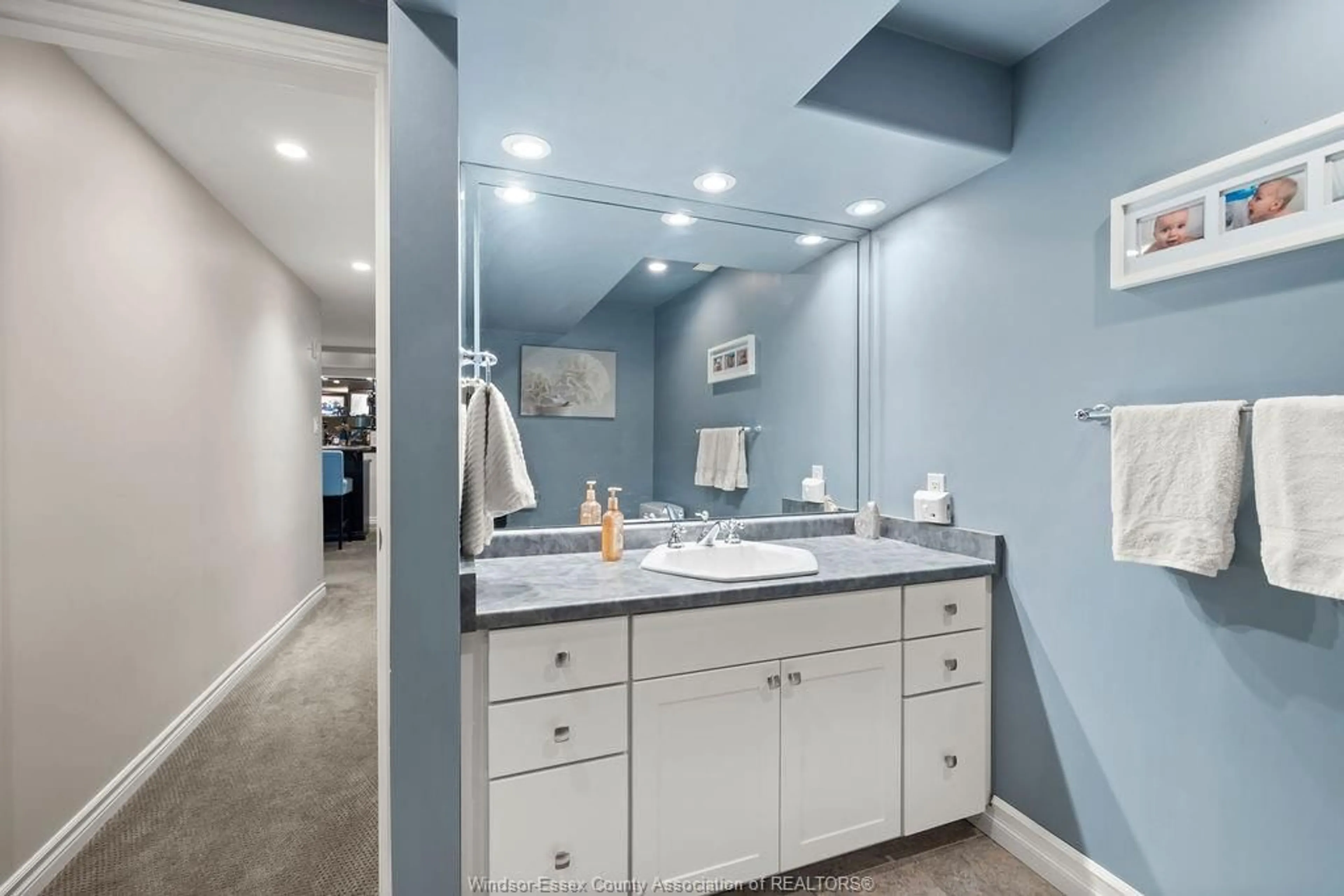 Contemporary bathroom, ceramic/tile floor for 820 REVLAND Dr, Tecumseh Ontario N8N 5B2